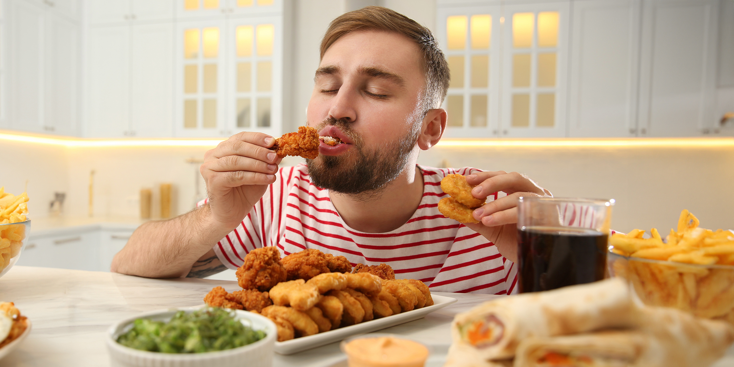 Hombre comiendo | Fuente: Shutterstock