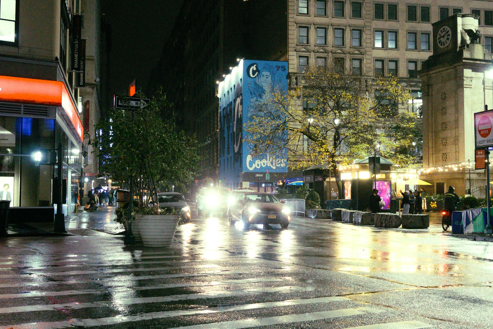 Una calle de noche | Fuente: Pexels