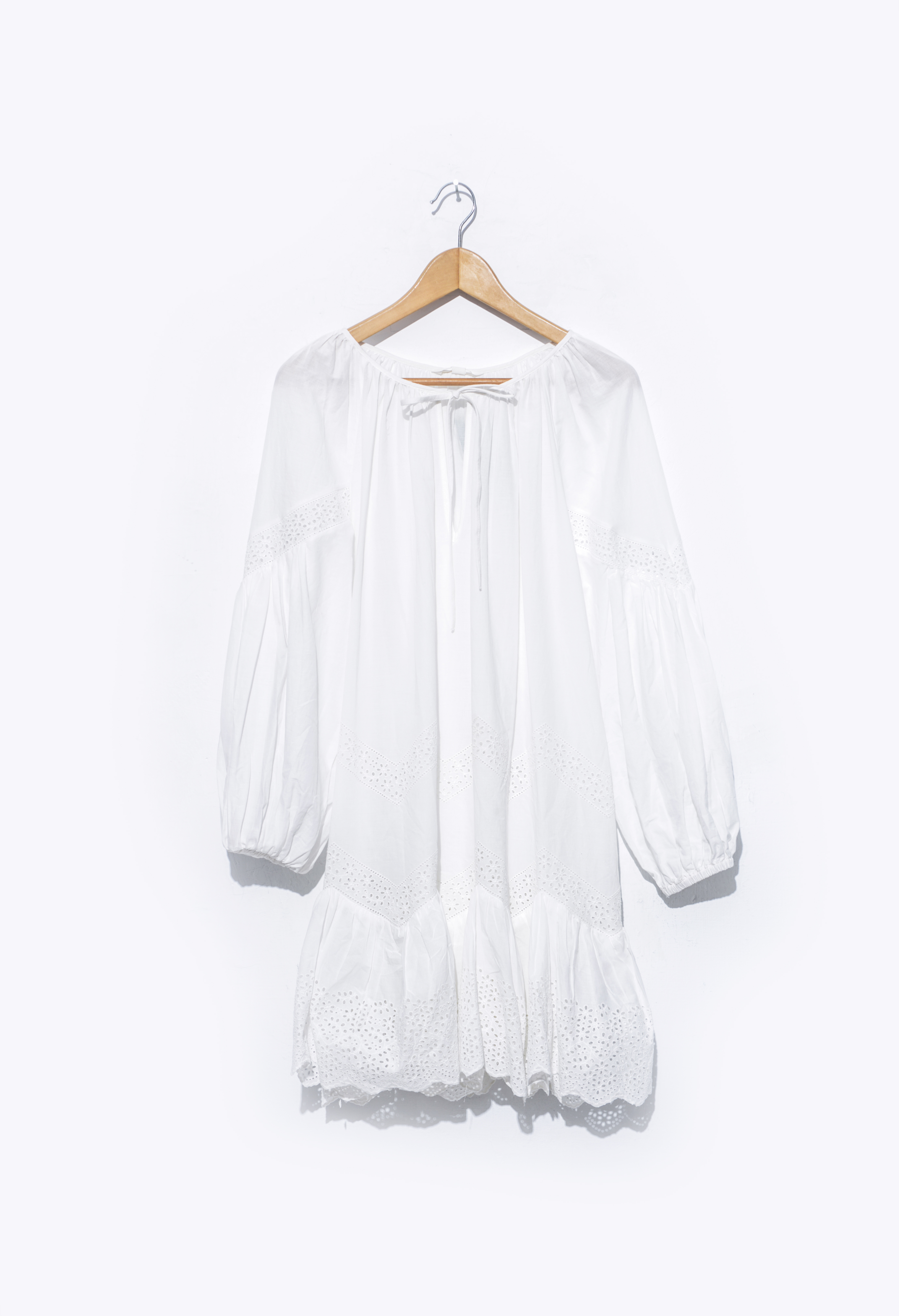 Vestido blanco en una percha | Foto: Shutterstock
