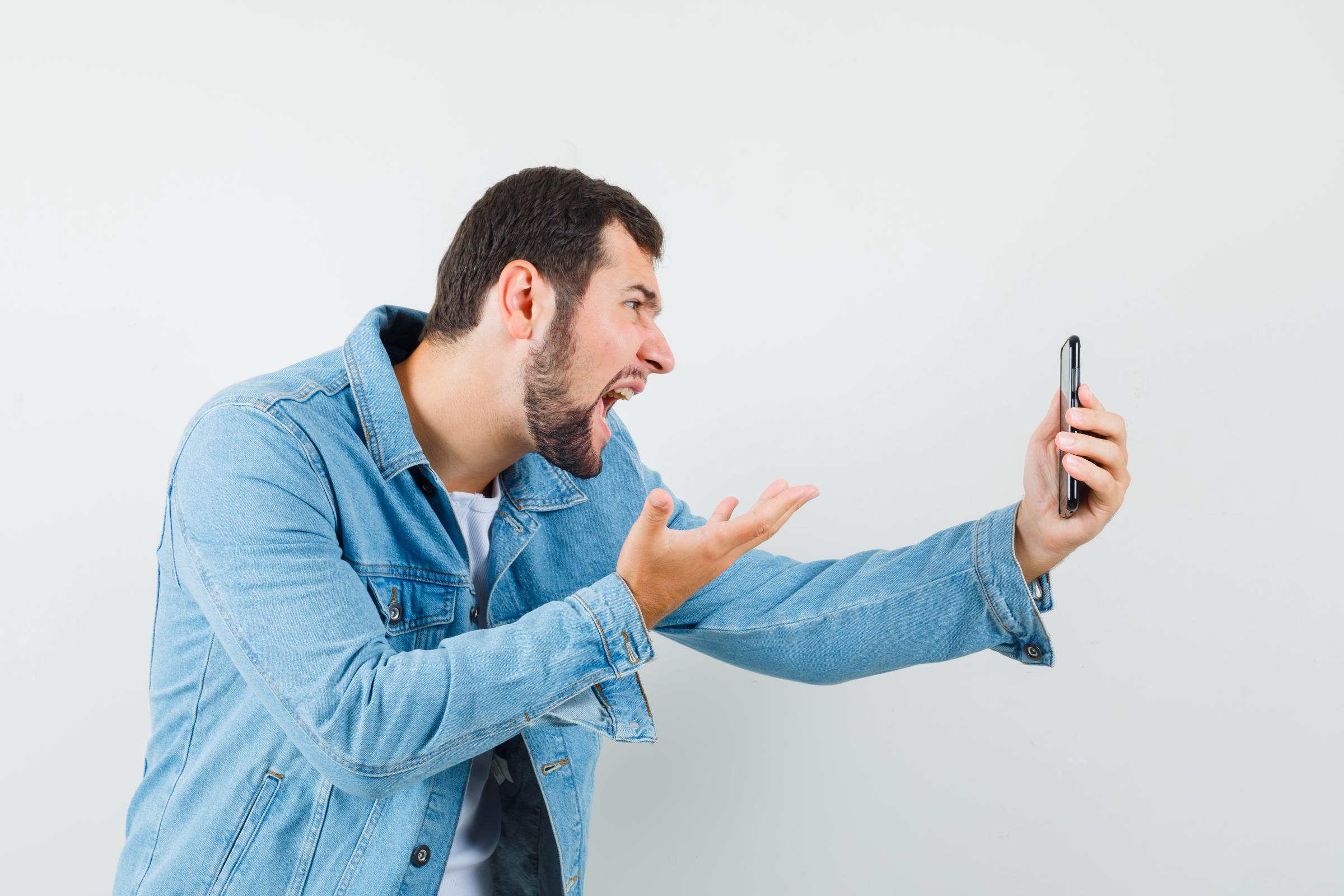 Un hombre agitado hablando por teléfono | Fuente: Freepik