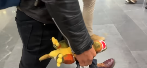 Iván González viajó con un dinosaurio de peluche que tiene su hijo Gerónimo desde que nació, para que lo acompañe mientra esté hospitalizado. | Fuente: Instagram/noticiastelemundo.