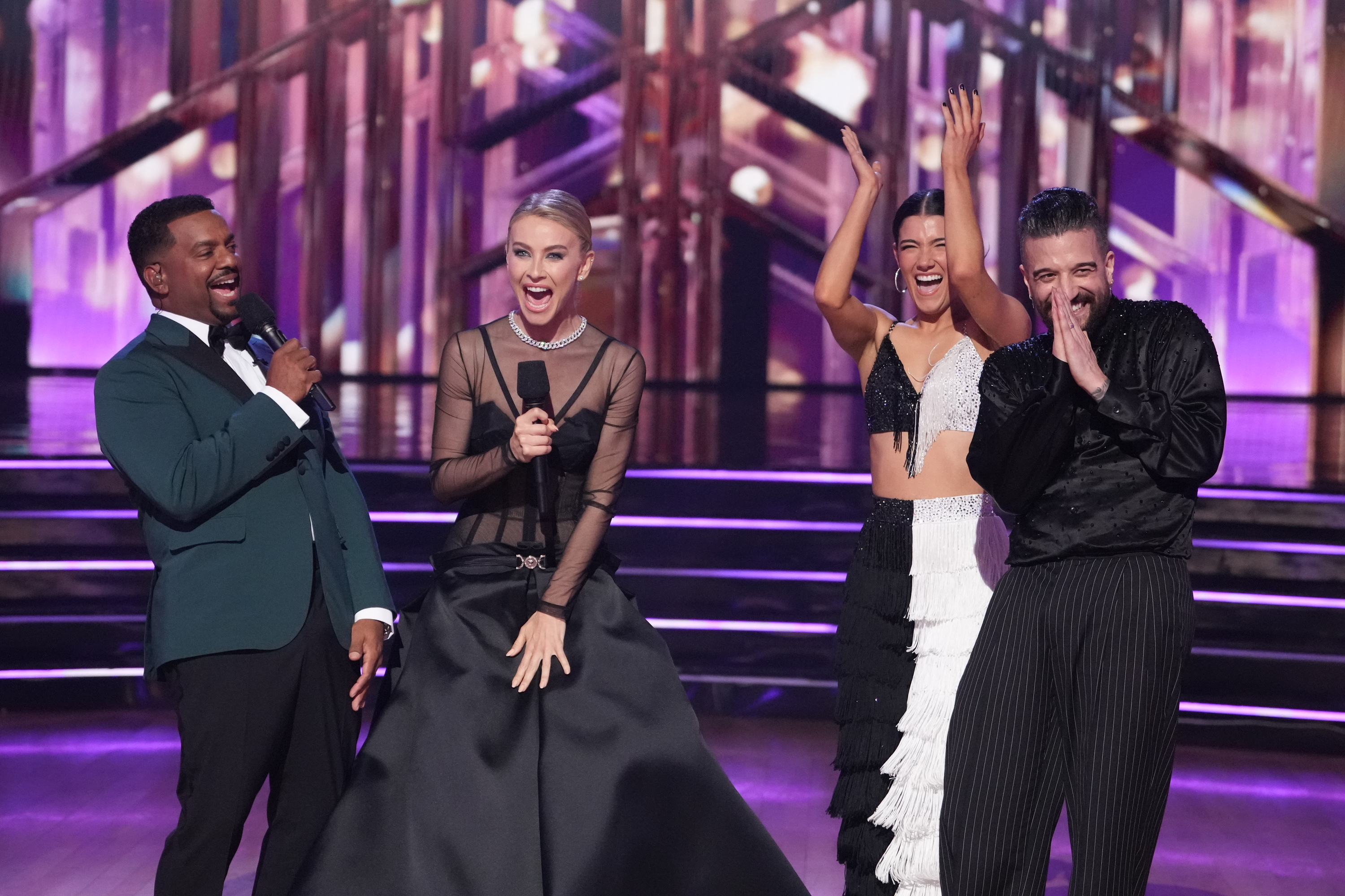 Alfonso Ribeiro, Jullianne Hough, Charli D'Amelio y Mark Ballas en el plató de "Dancing with the Stars", 2022 | Fuente: Getty Images