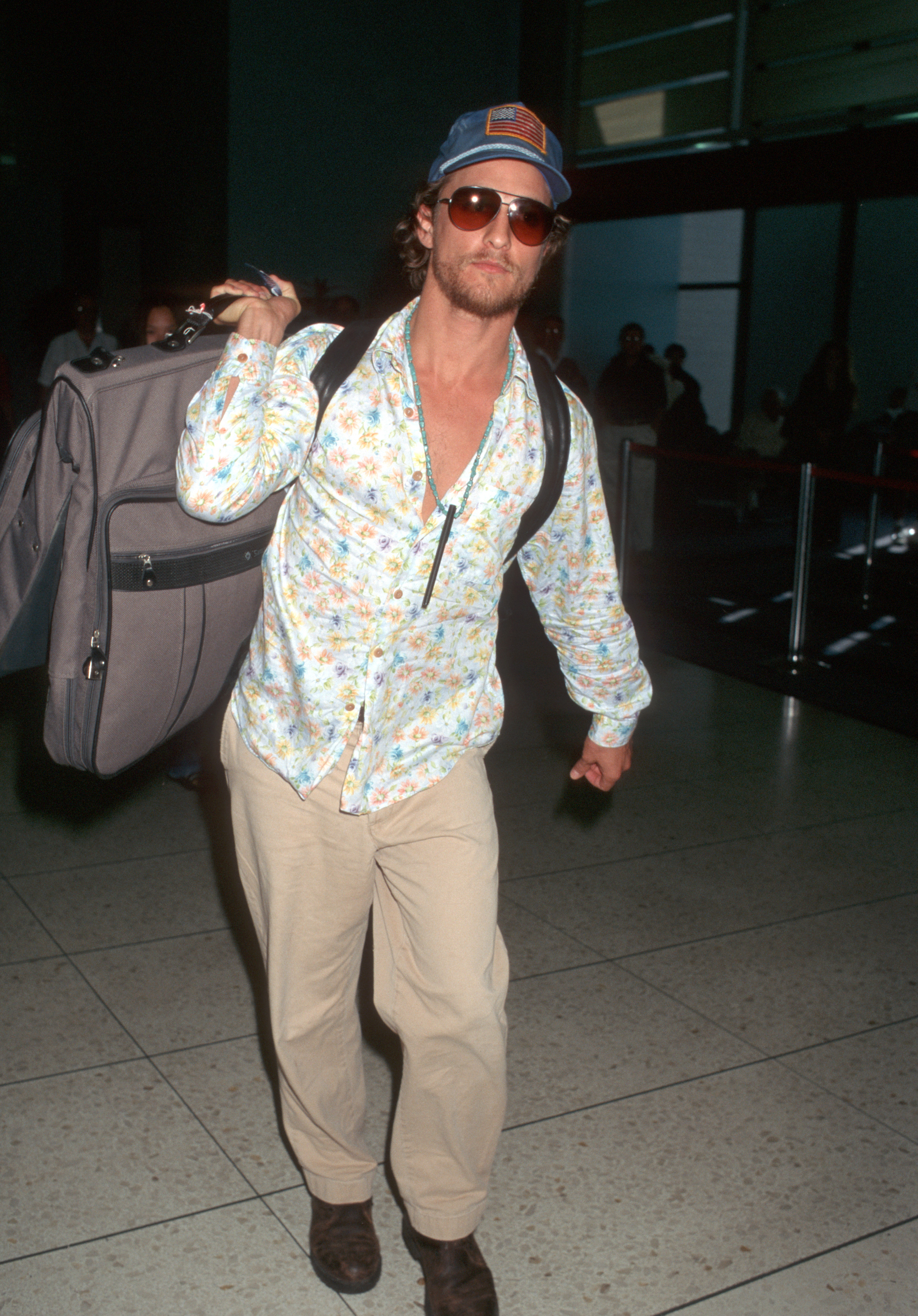 Un famoso actor llega a Los Ángeles procedente de Nueva York el 22 de septiembre de 1996, en el Aeropuerto Internacional de Los Ángeles, California | Foto: Getty Images