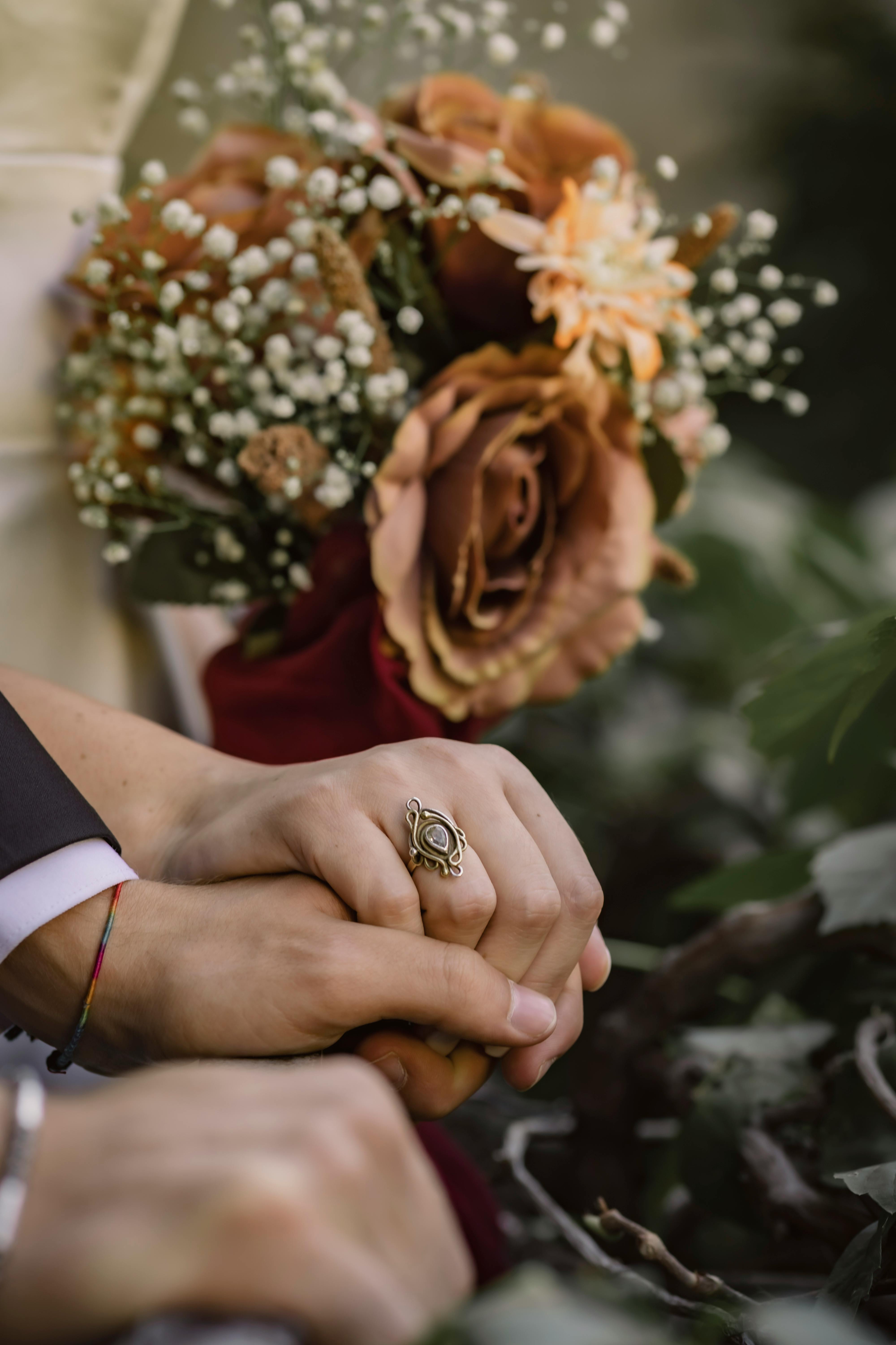 Mujer cogida de la mano de un hombre | Fuente: Pexels