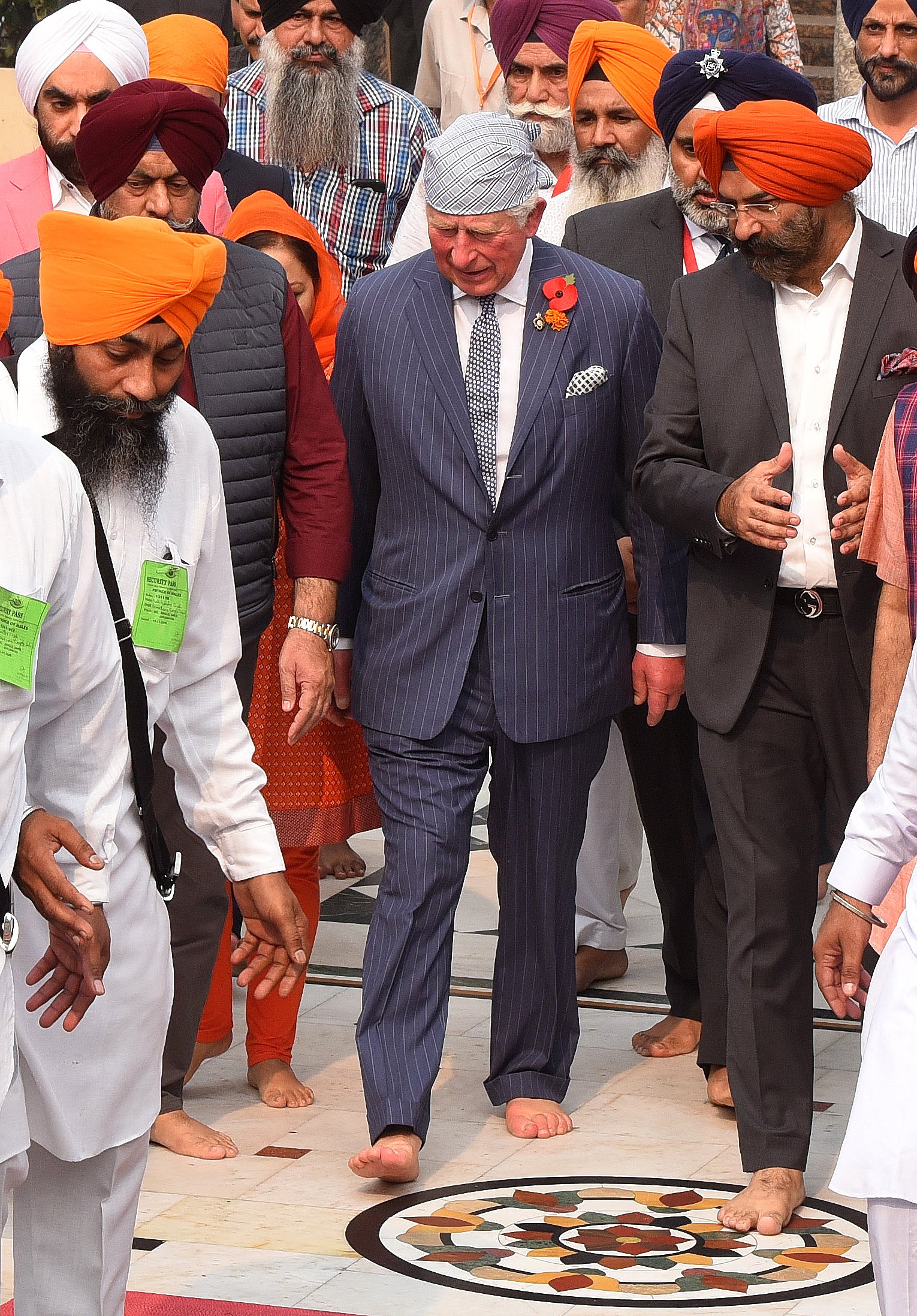 Príncipe Charles durante su visita a Gurudwara Bangla Sahib para celebrar el 550 aniversario del nacimiento de Guru Nanak el 13 de noviembre de 2019 en Nueva Delhi, India | Foto: Getty Images