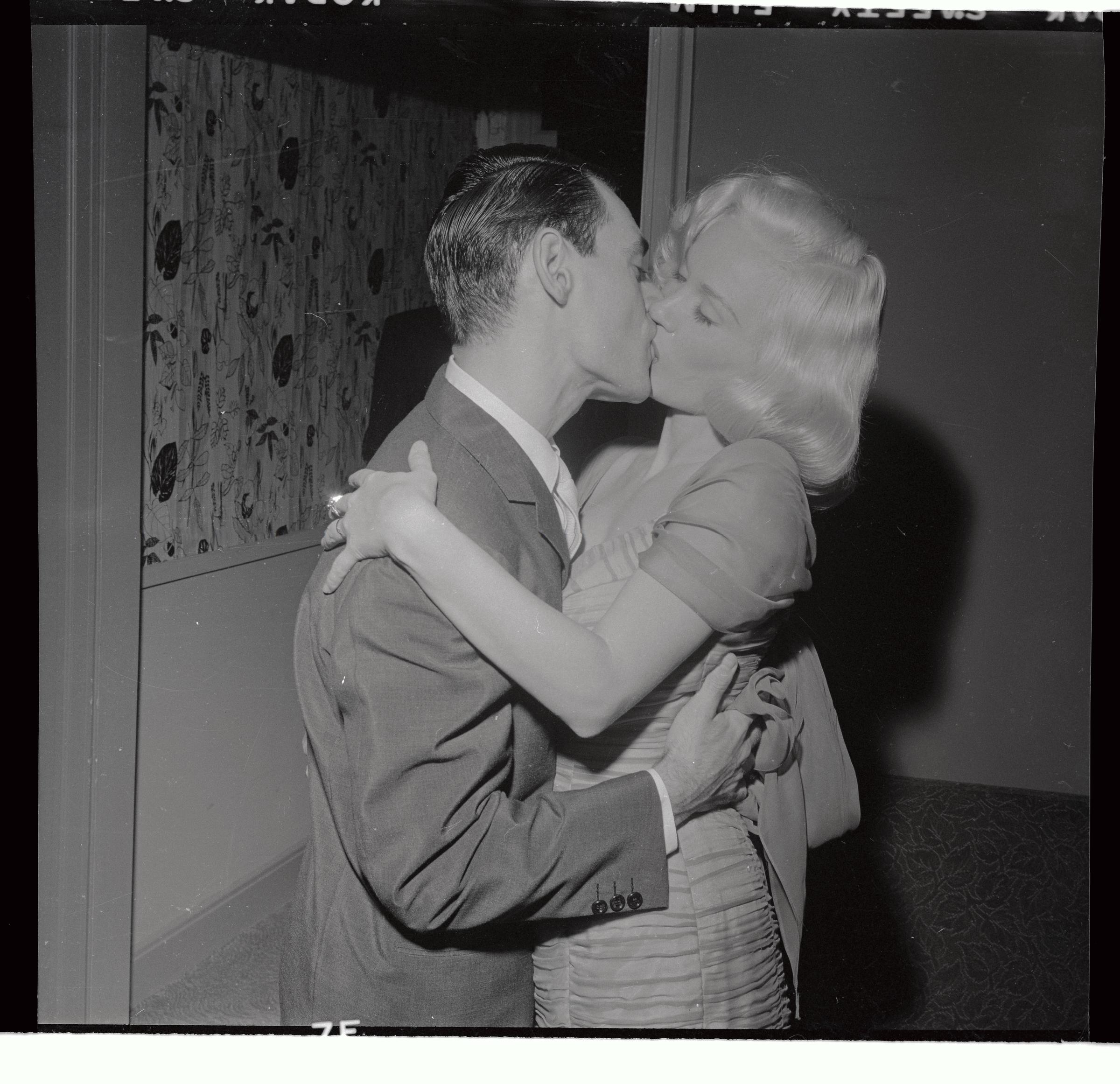 La famosa estrella rubia fotografiada compartiendo un beso con el director de orquesta y esposo de entonces, Ray Anthony, en 1955. | Fuente: Getty Images