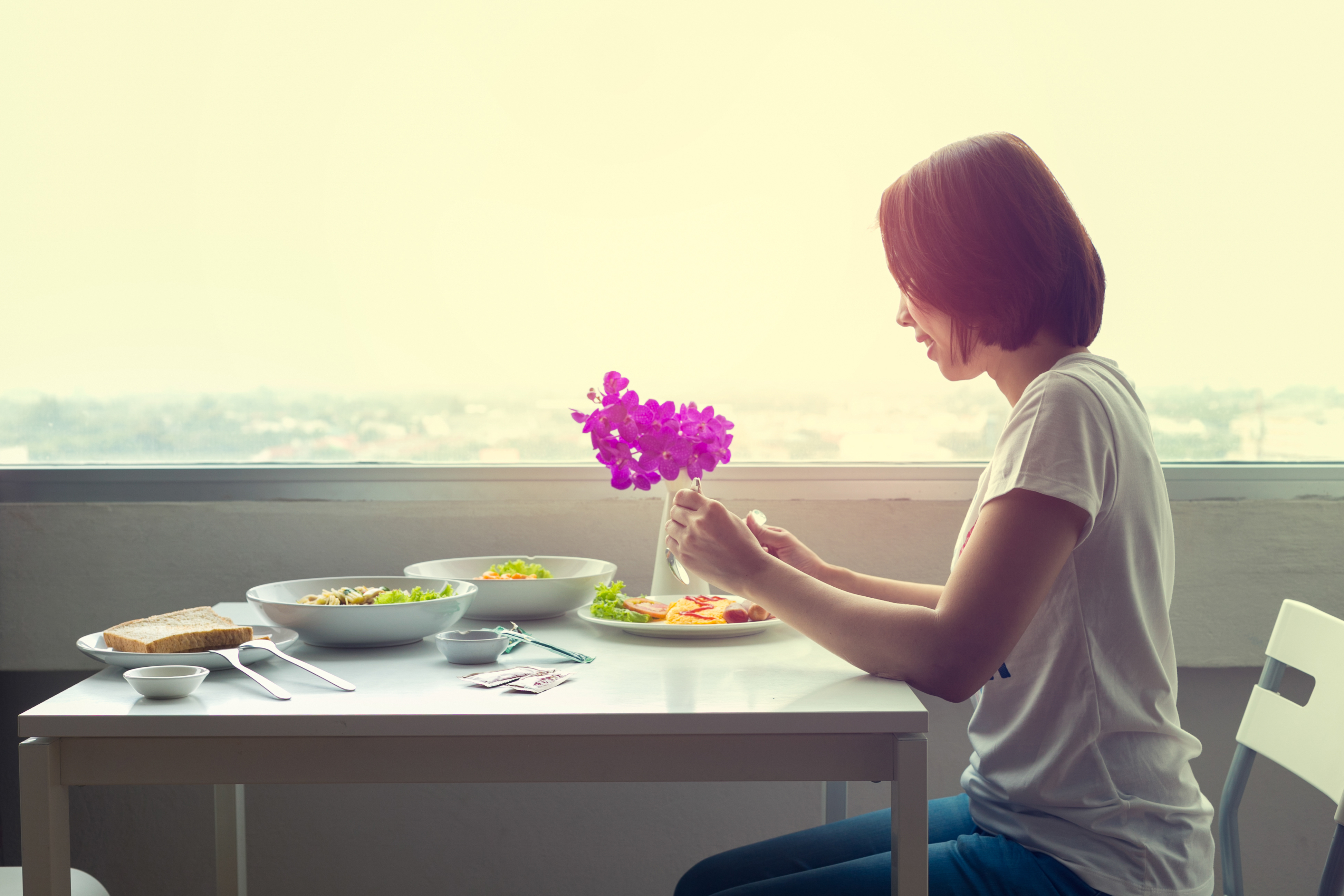 Una mujer cenando sola en un restaurante | Foto: Shutterstock