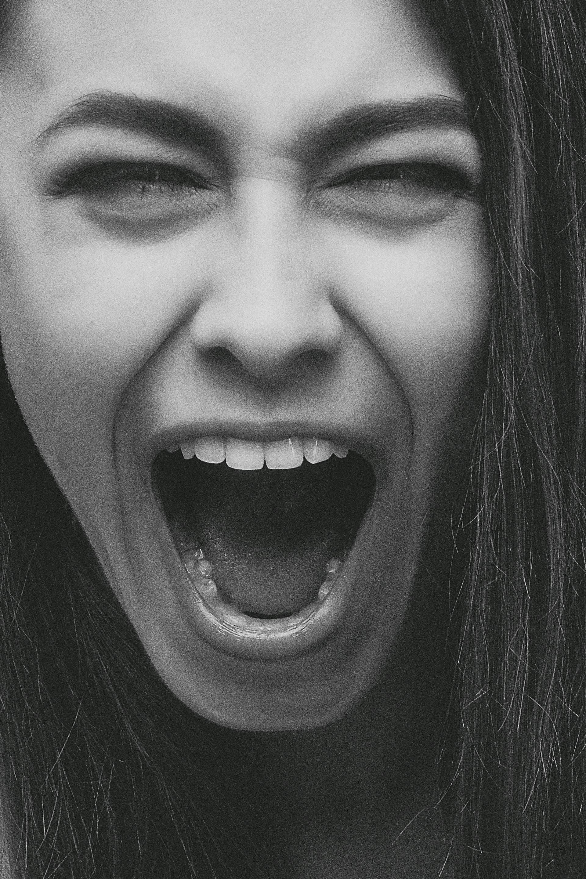 Una mujer gritando a alguien | Fuente: Pexels