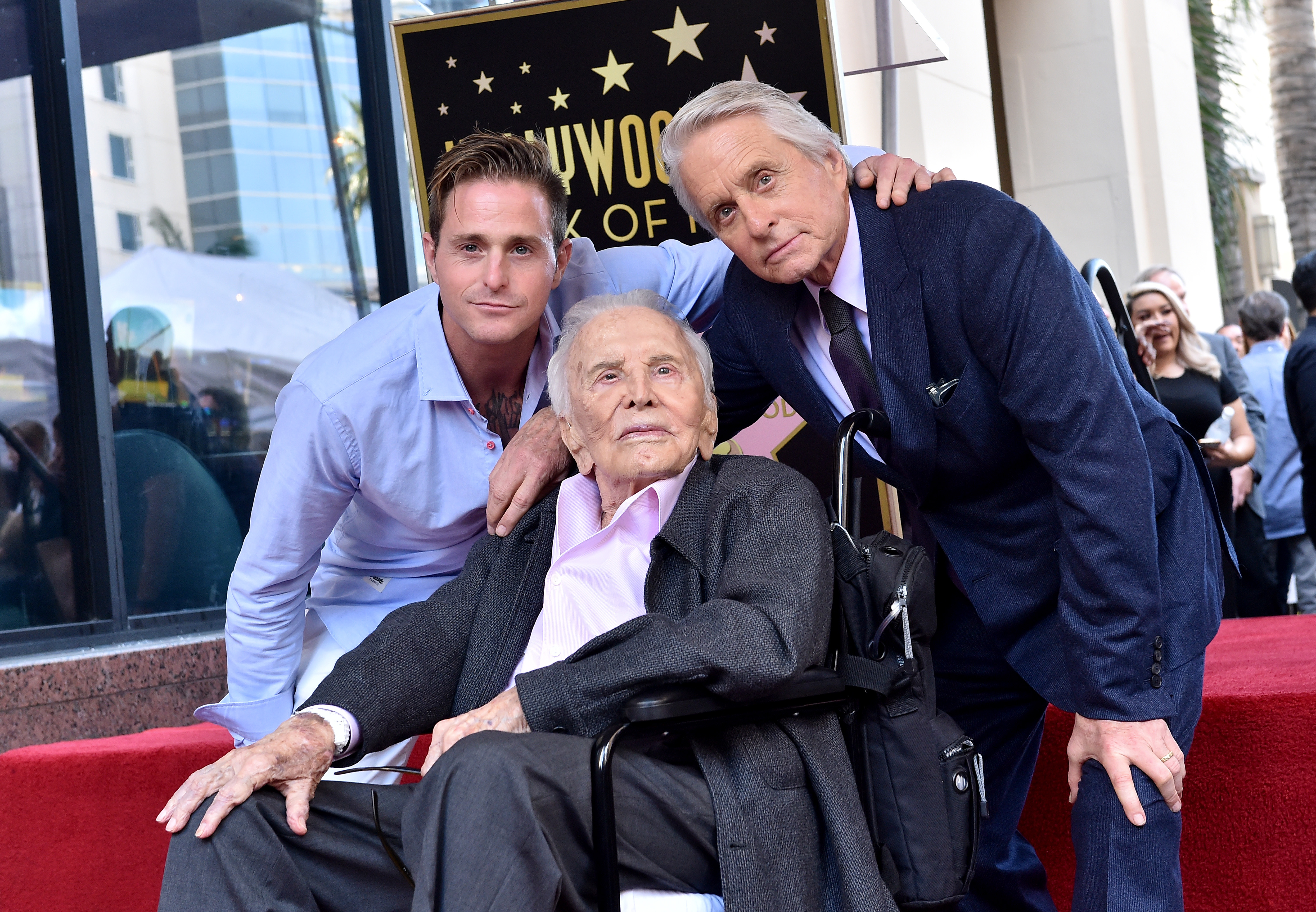 Cameron, Kirk y Michael Douglas en la ceremonia en honor a Michael Douglas con una estrella en el Paseo de la Fama de Hollywood el 6 de noviembre de 2018, en Hollywood. | Fuente: Getty Images