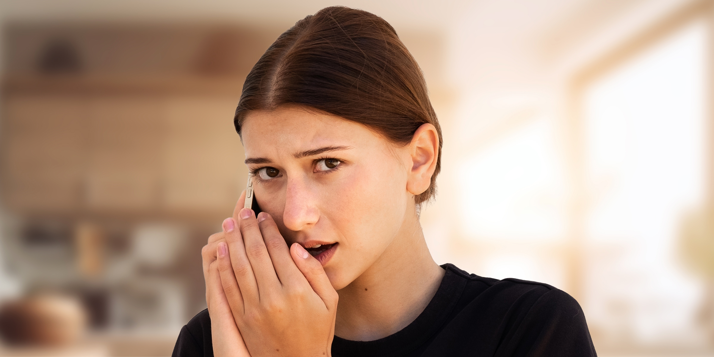 Una joven hablando en secreto por teléfono | Fuente: Shutterstock