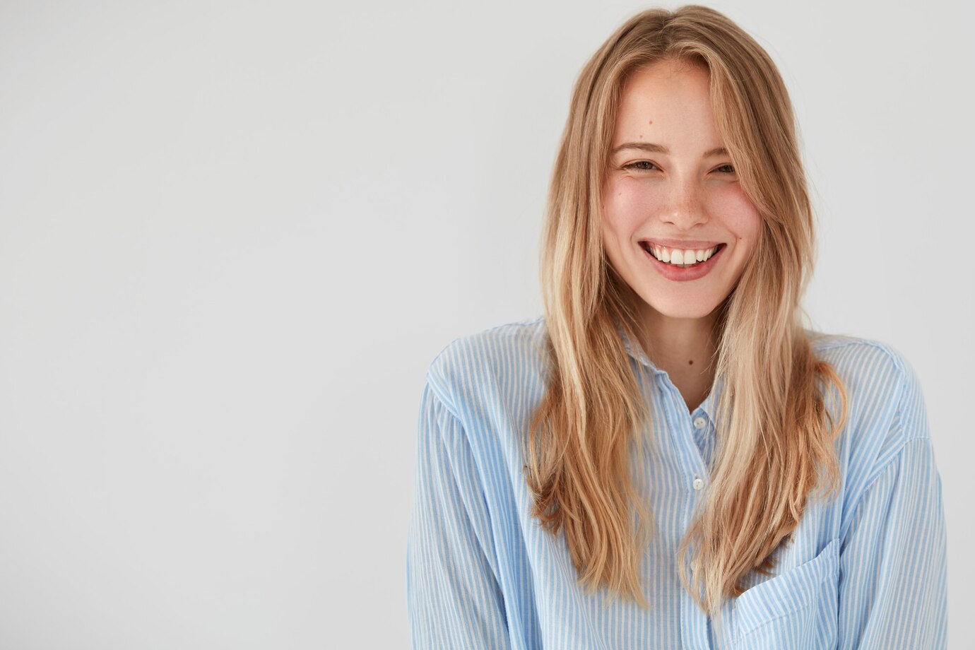 Una joven sonriente | Fuente: Freepik