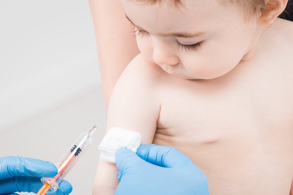 Pediatra vacunando a un bebé en el brazo. Fuente: Shutterstock