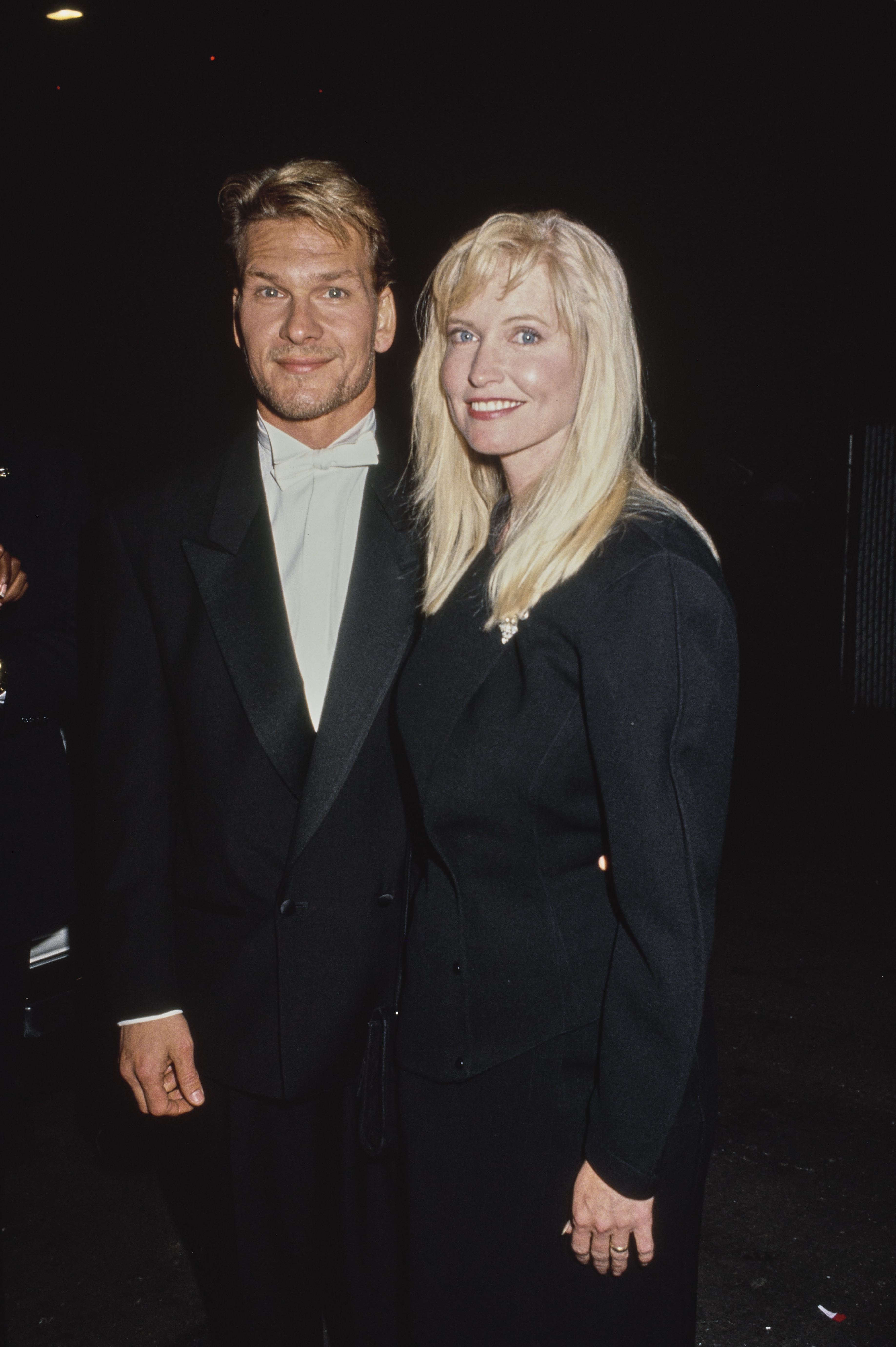 Patrick Swayze y Lisa Niemi en los Segundos Premios Ella de la Sociedad de Cantantes en Beverly Hills, California, el 3 de diciembre de 1990 | Fuente: Getty Images