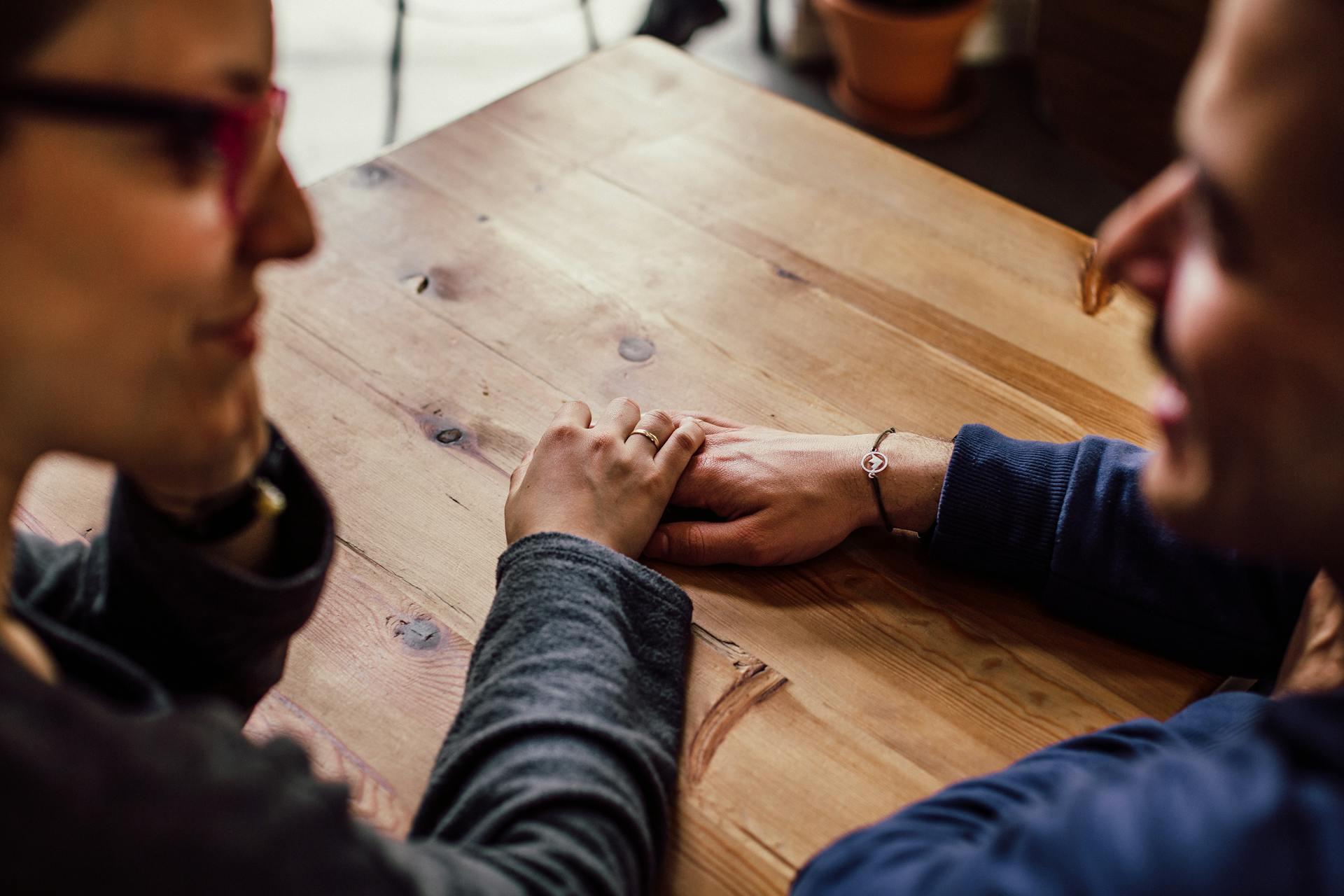 Una pareja tocándose las manos | Fuente: Pexels
