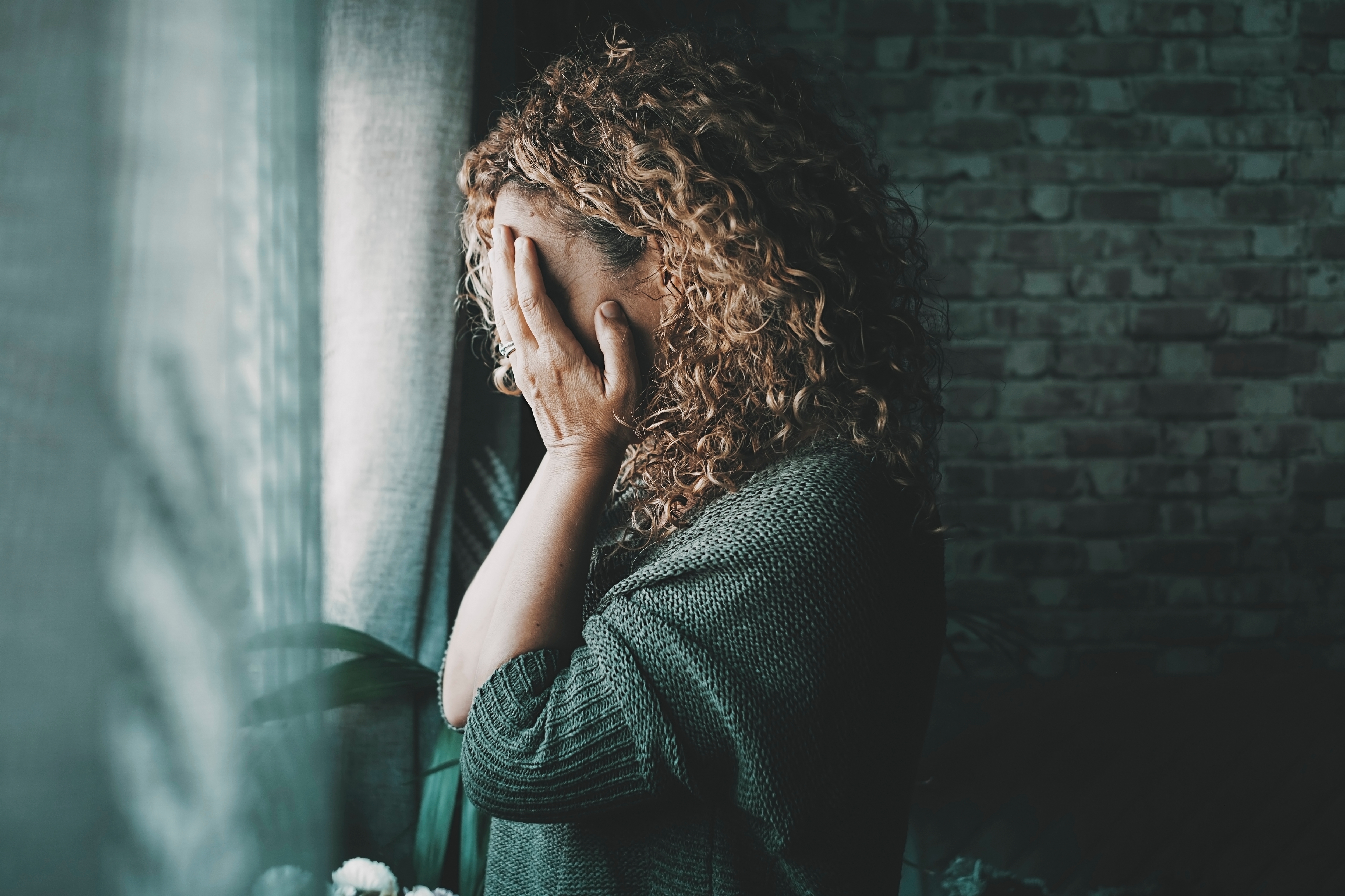 Retrato de lado de mujer triste y preocupada. | Fuente: Shutterstock