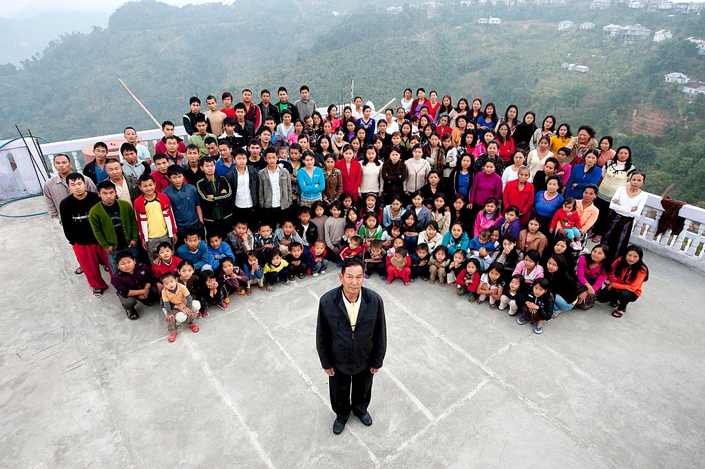 Fotografía familiar de la familia Ziona, tomada el 30 de enero de 2011 en Baktawang, Mizoram, India. | Foto: Getty Images
