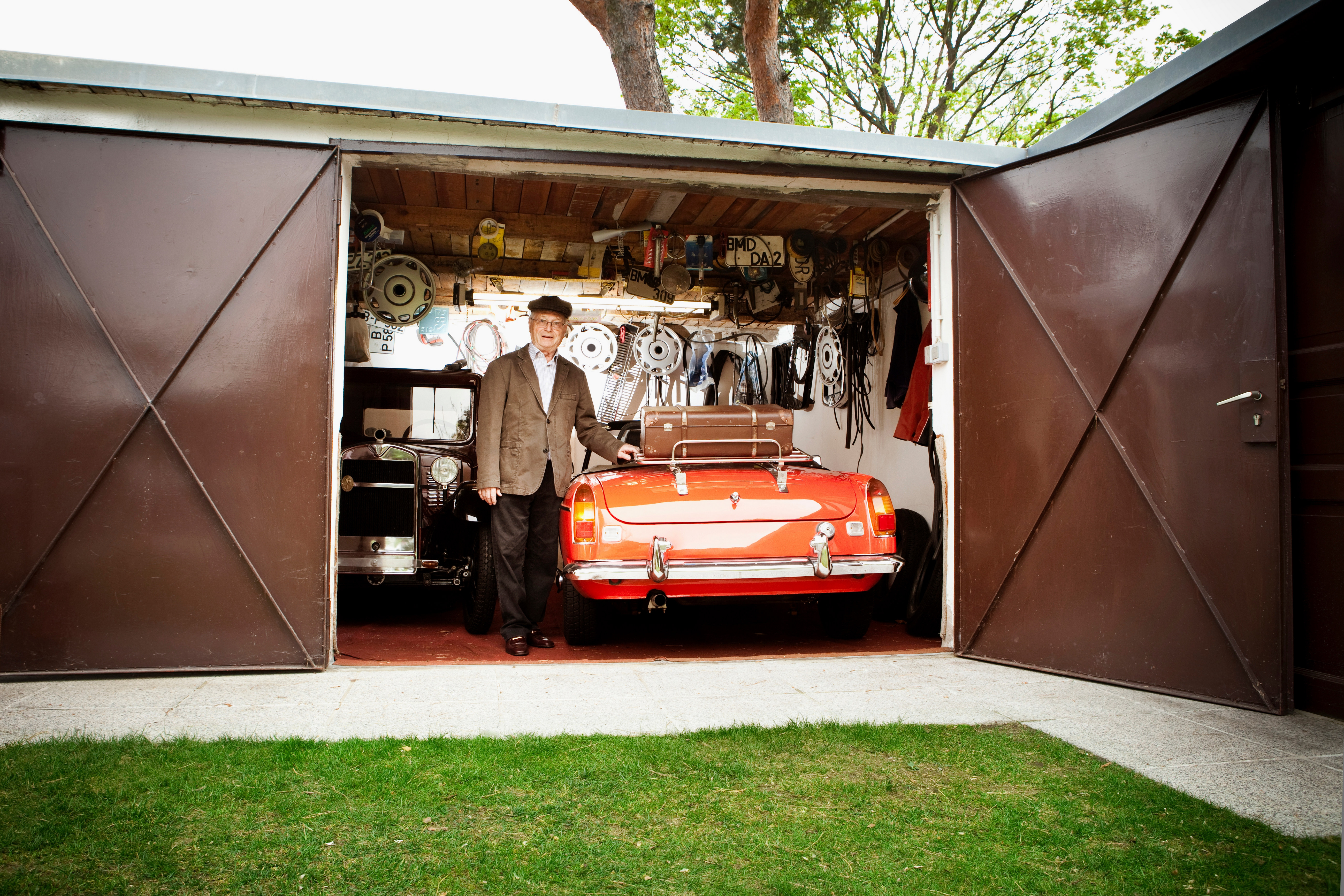 Hombre con un automóvil de Época | Foto: Getty Images