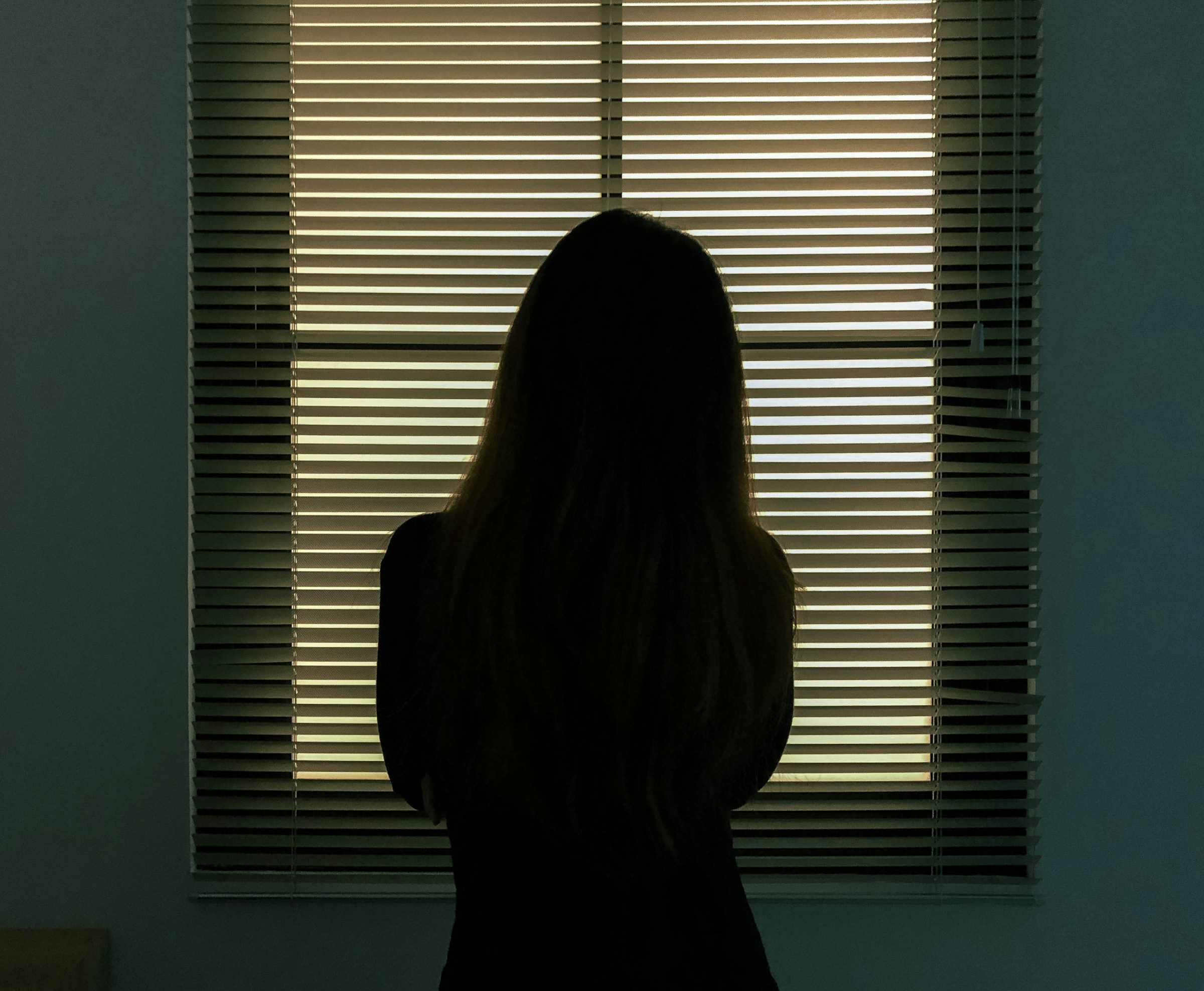 Una mujer mirando por una ventana | Fuente: Unsplash