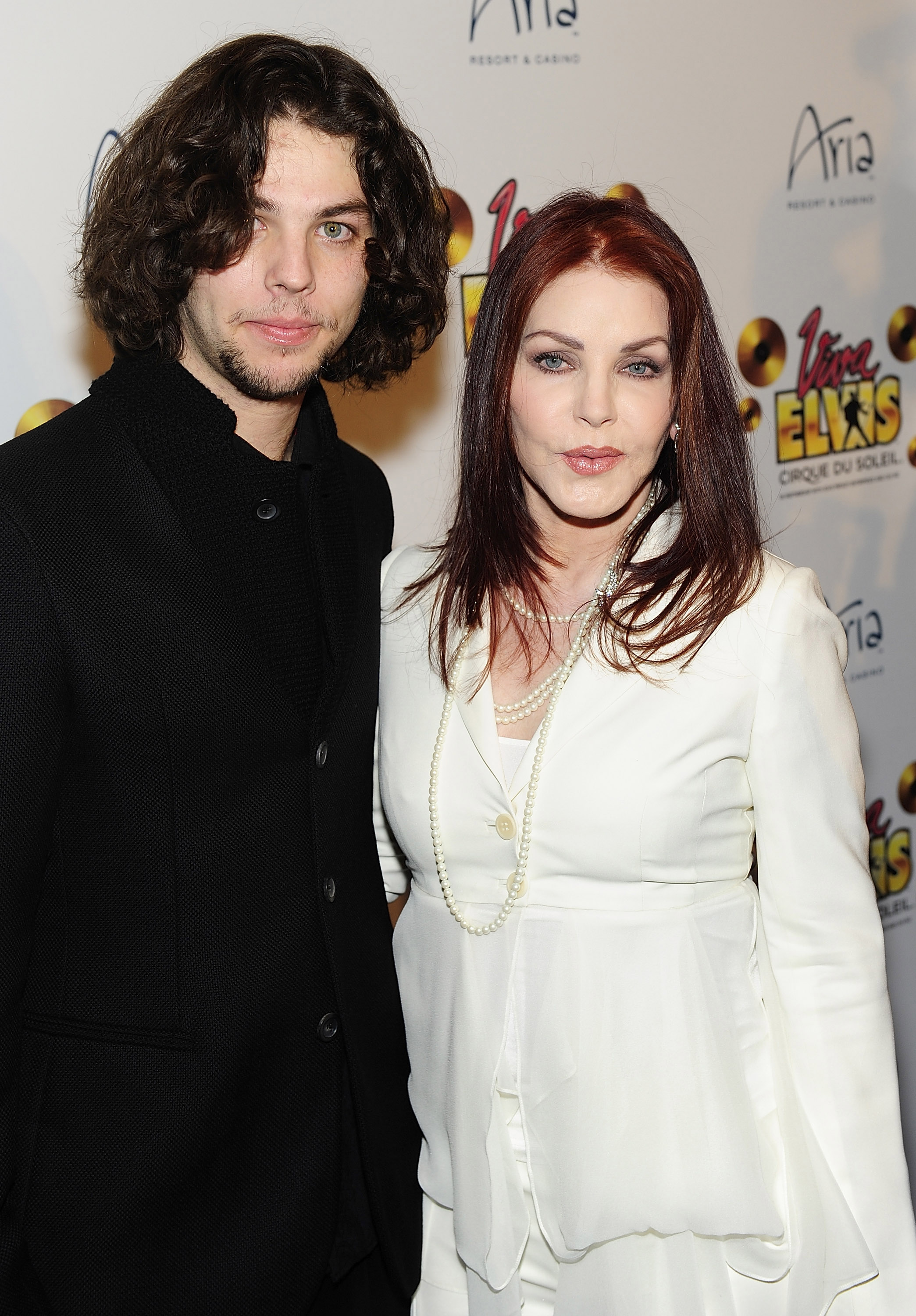 Priscilla Presley y Navarone Garibaldi en el estreno mundial de "Viva ELVIS" en Las Vegas, Nevada, el 19 de febrero de 2010 | Fuente: Getty Images