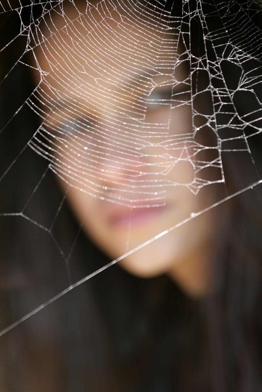 Mujer y telaraña. | Foto: Pexels