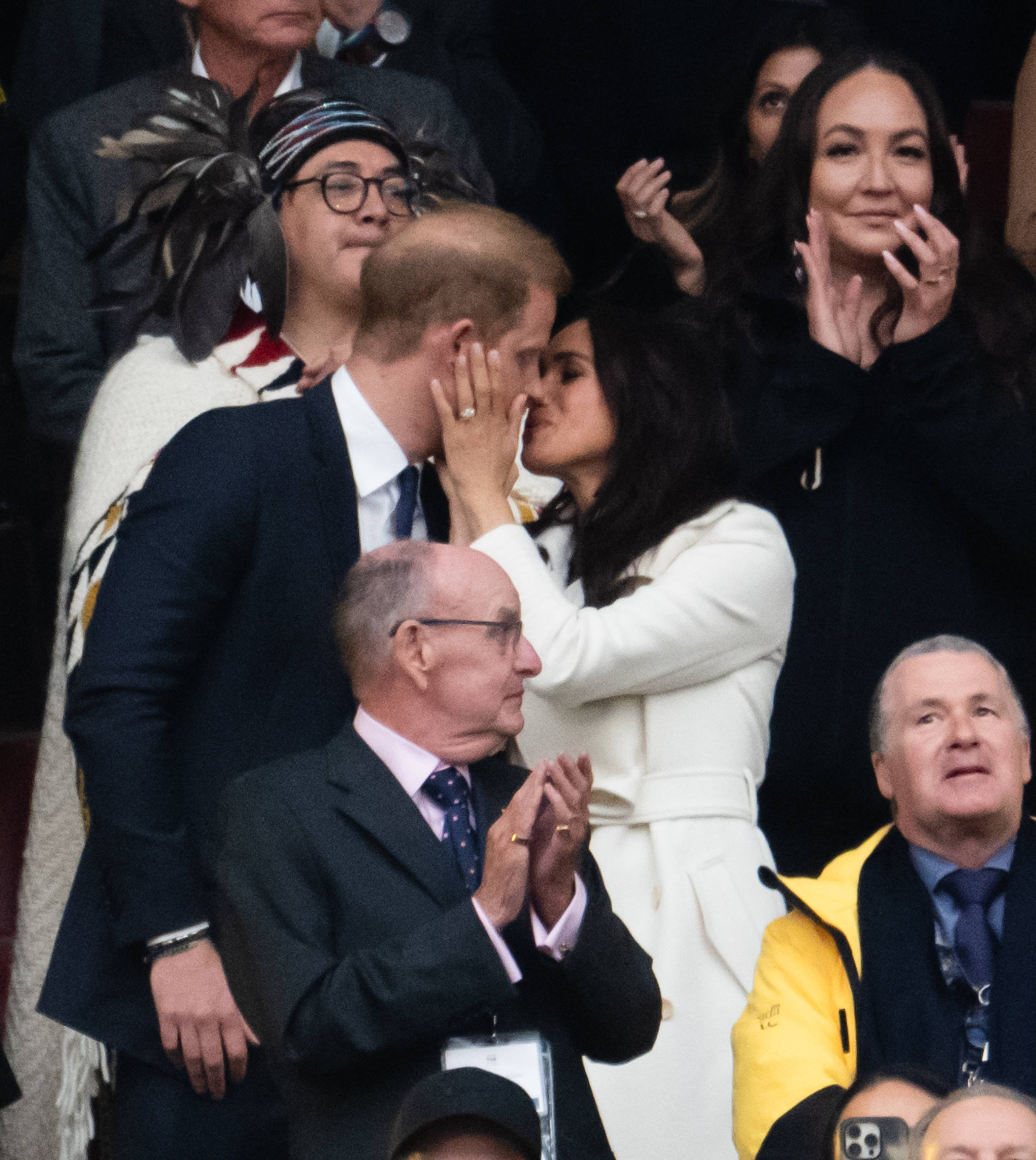 El príncipe Harry y Meghan, duquesa de Sussex, se besan durante la ceremonia de inauguración de los Juegos Invictus 2025 en el BC Place el 8 de febrero en Vancouver, Columbia Británica, Canadá. | Fuente: Getty Images