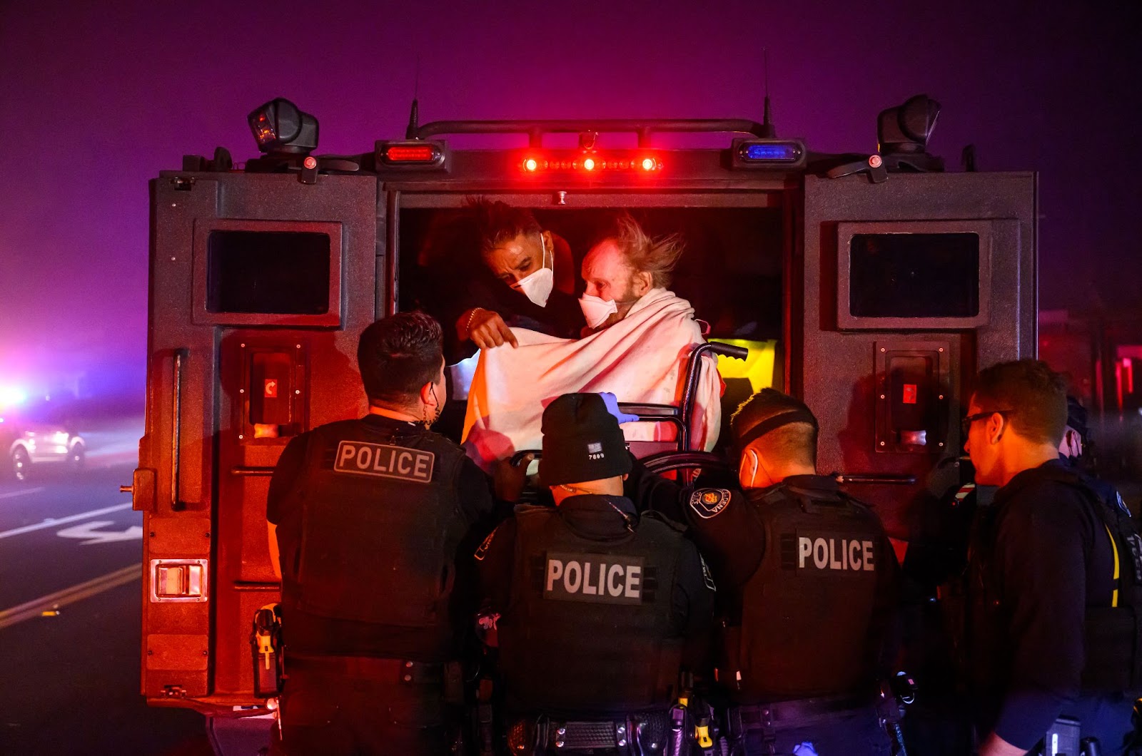 Otro paciente anciano siendo evacuado a un vehículo blindado durante el incendio de Eaton en Pasadena, California, el 7 de enero de 2025. | Fuente: Getty Images