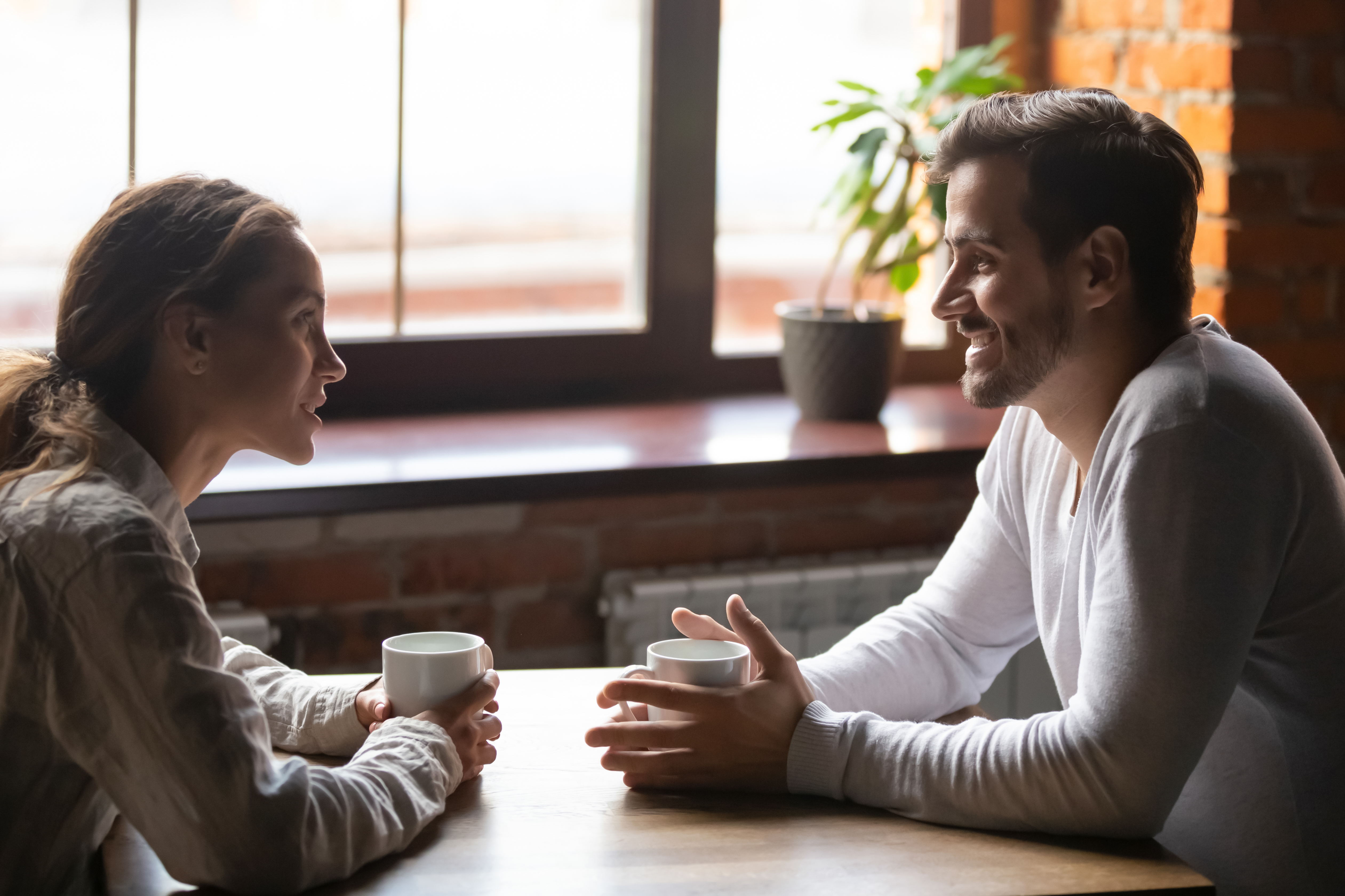 Hombre y mujer conversan | Foto: Shutterstock