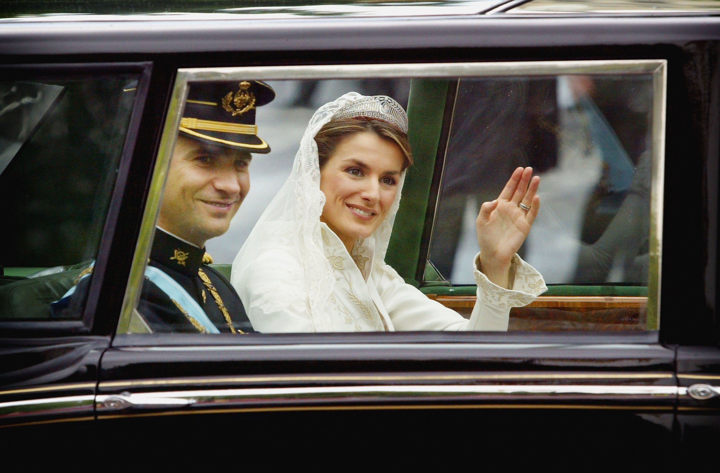 Letizia Ortiz luciendo la tiara prusiana el día de su boda el 22 de mayo de 2004 en Madrid. | Foto: Getty Images