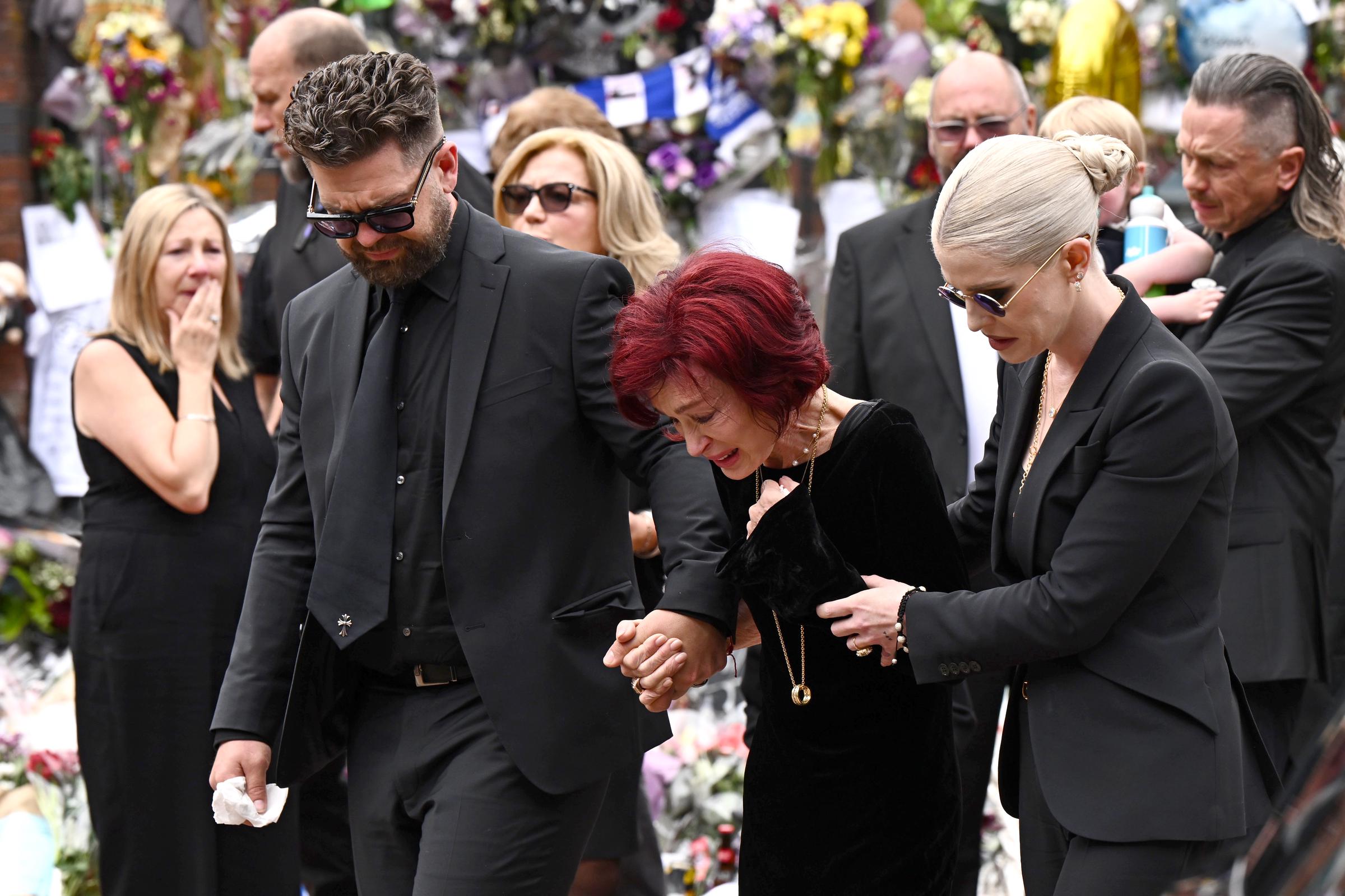 Jack, Sharon y Kelly Osbourne llegan para ver los homenajes al fallecido Ozzy Osbourne mientras su cortejo fúnebre pasa por Birmingham el 30 de julio de 2025, en Inglaterra | Fuente: Getty Images