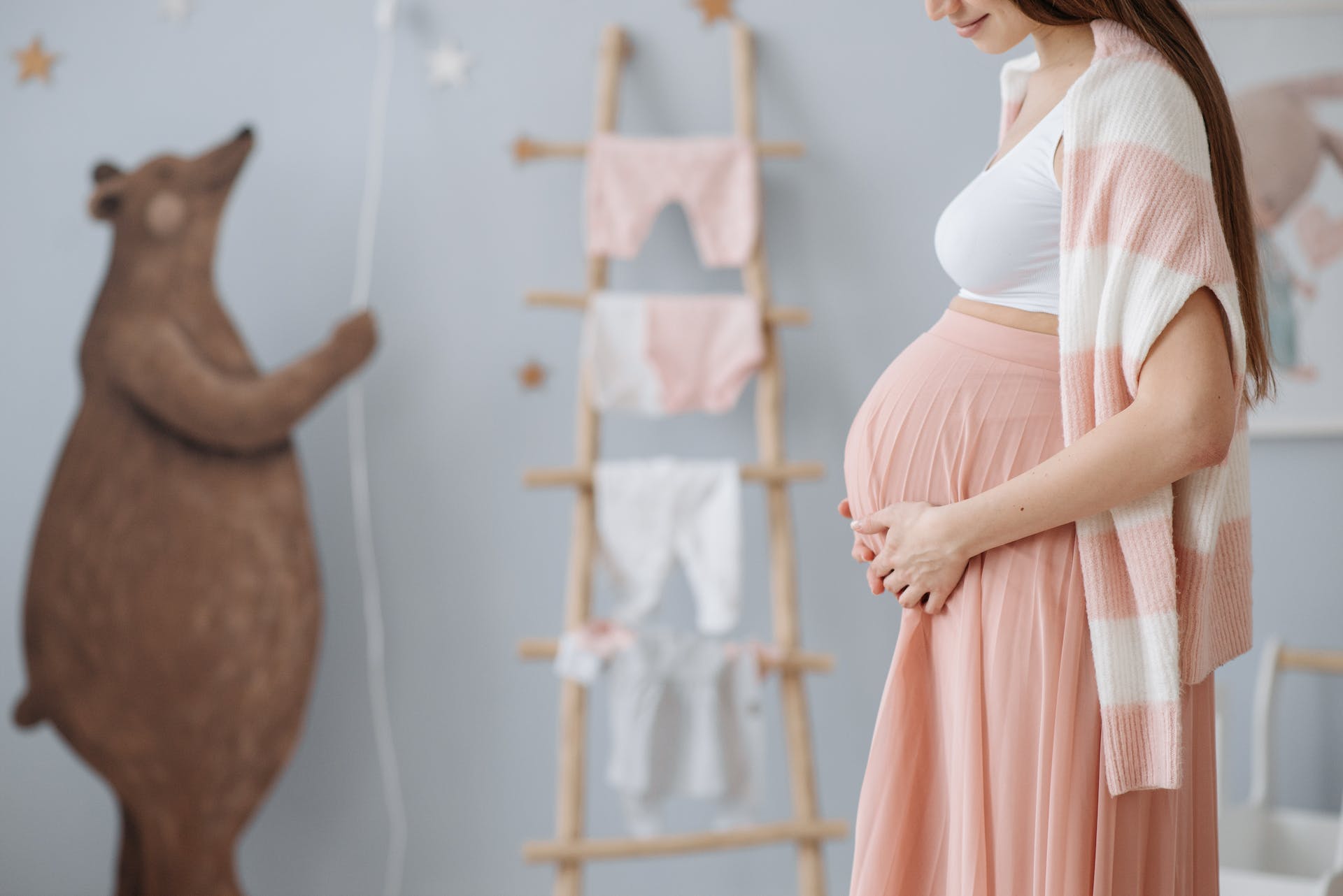 Mujer embarazada sujetándose el vientre | Fuente: Pexels