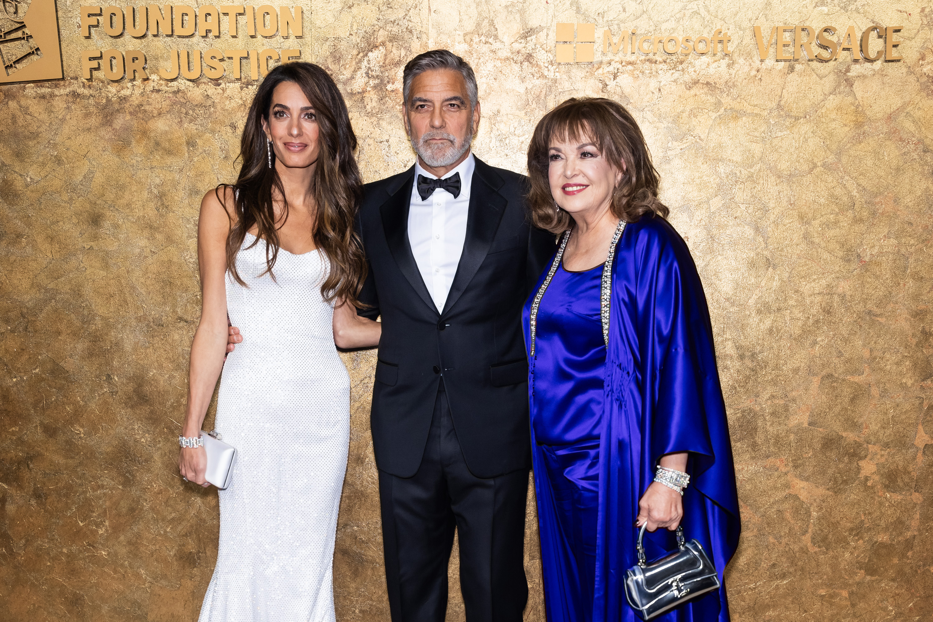 Amal Clooney, George Clooney y Baria Alamuddin asisten al acto "The Albies" de la Clooney Foundation for Justice en la Biblioteca Pública de Nueva York, el 28 de septiembre de 2023 | Fuente: Getty Images