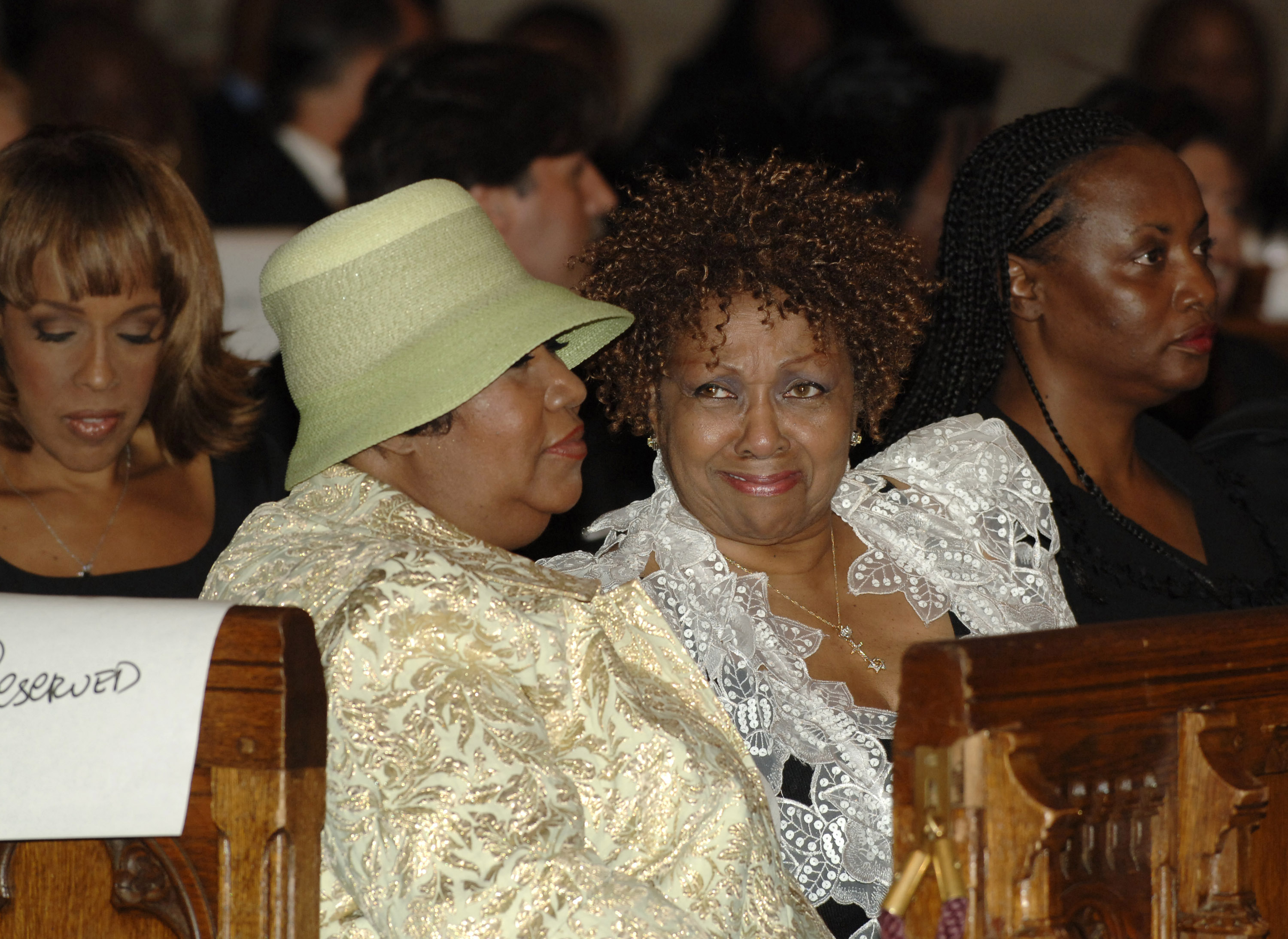 Aretha Franklin y Cissy Houston en el funeral de Luther Vandross el 8 de julio de 2005 | Fuente: Getty Images