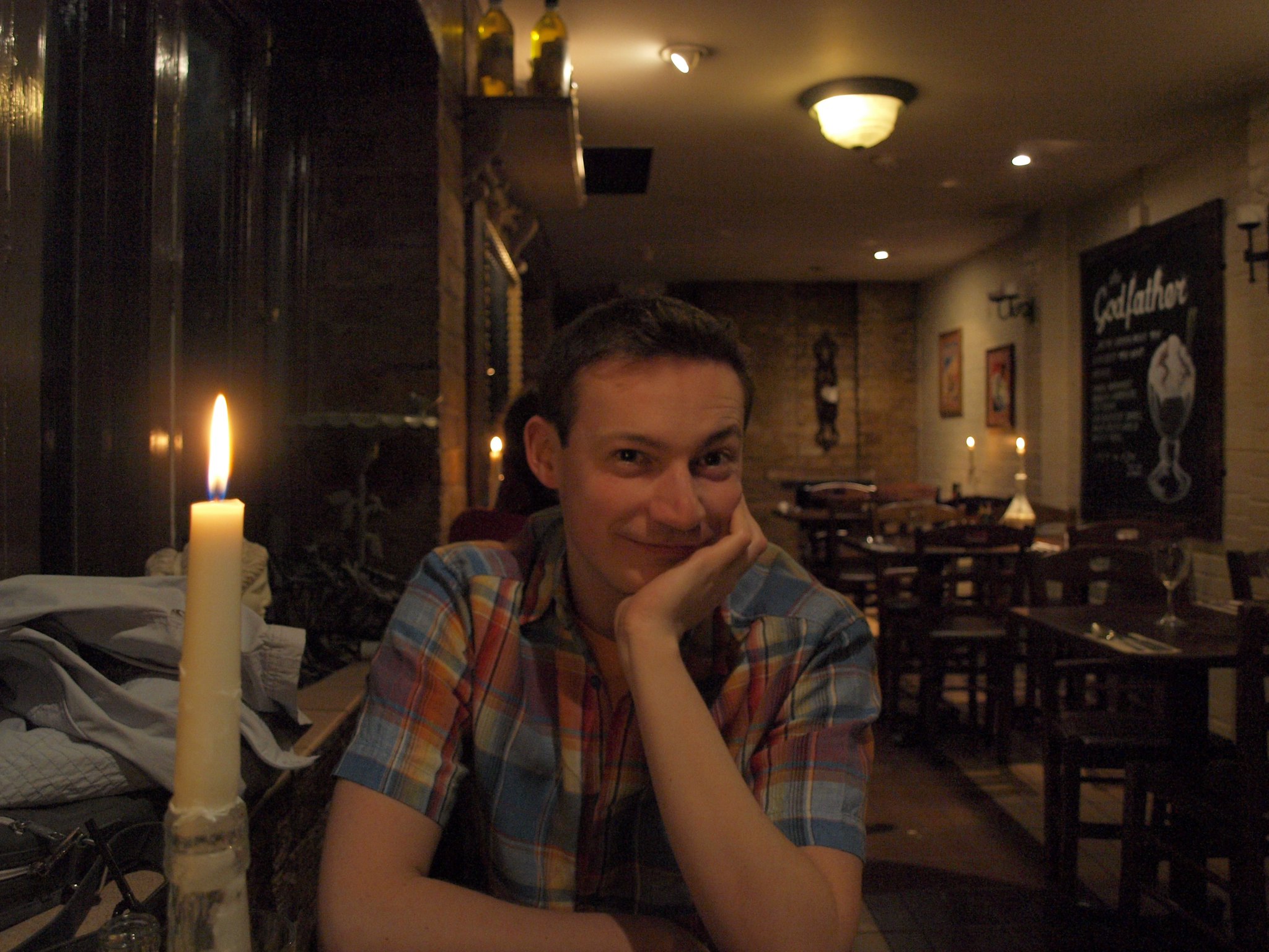 Hombre sonríe en un restaurante | Foto: Flickr