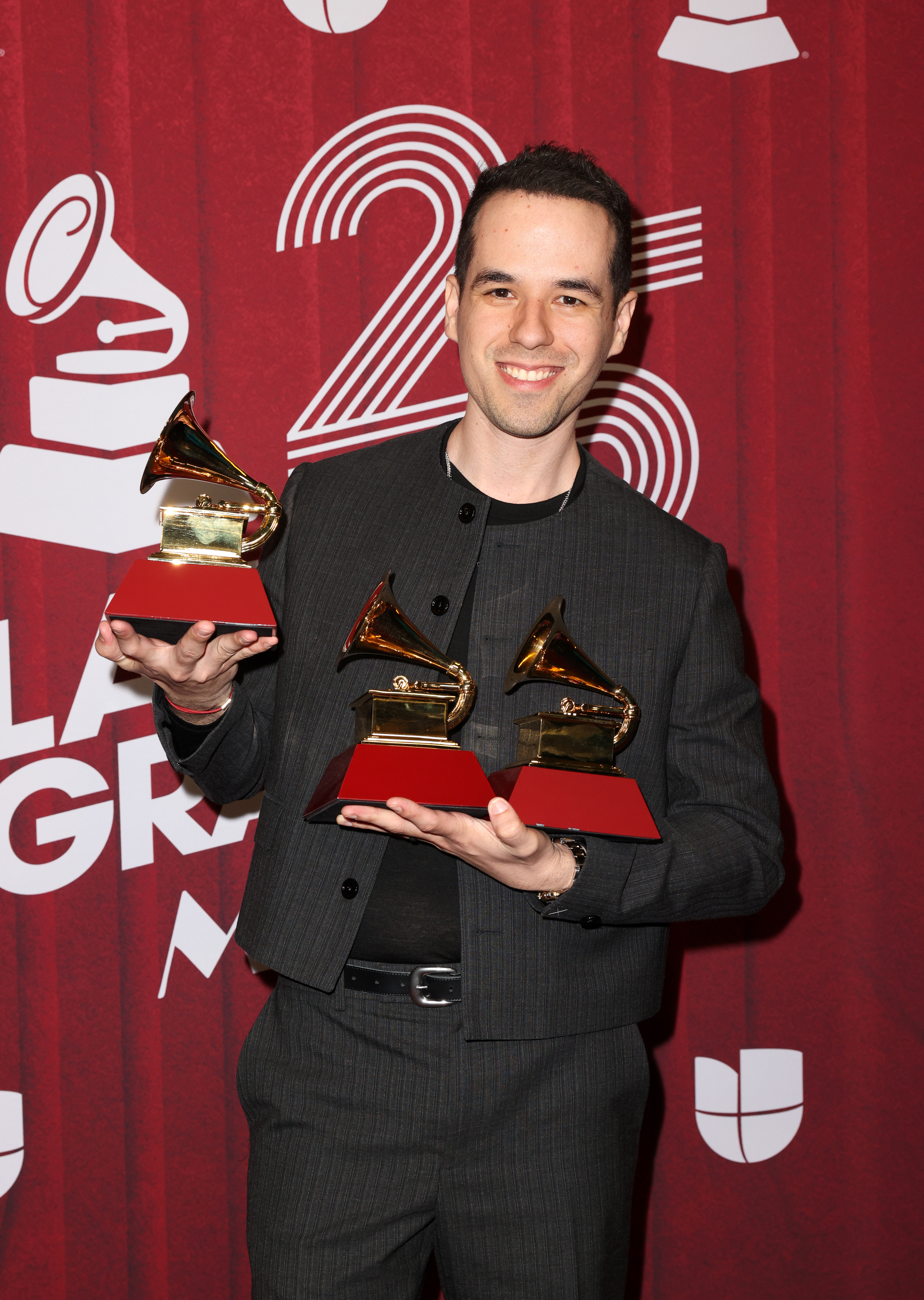 Edgar Barrera, ganador del premio a la Mejor Canción Regional por "El Amor De Su Vida", Productor del Año y Compositor del Año posa en la sala de prensa durante la 25ª Entrega de los Latin GRAMMY en el Kaseya Center el 14 de noviembre de 2024 en Miami, Florida.  | Fuente: Getty Images