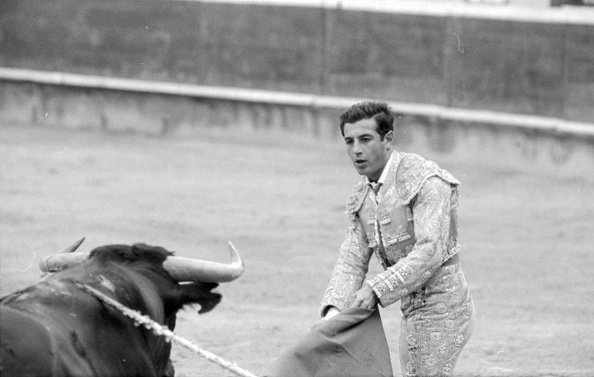 El torero español Antonio Ordóñez durante una faena en Málaga, Andalucía, en 1959. Foto: Getty Images
