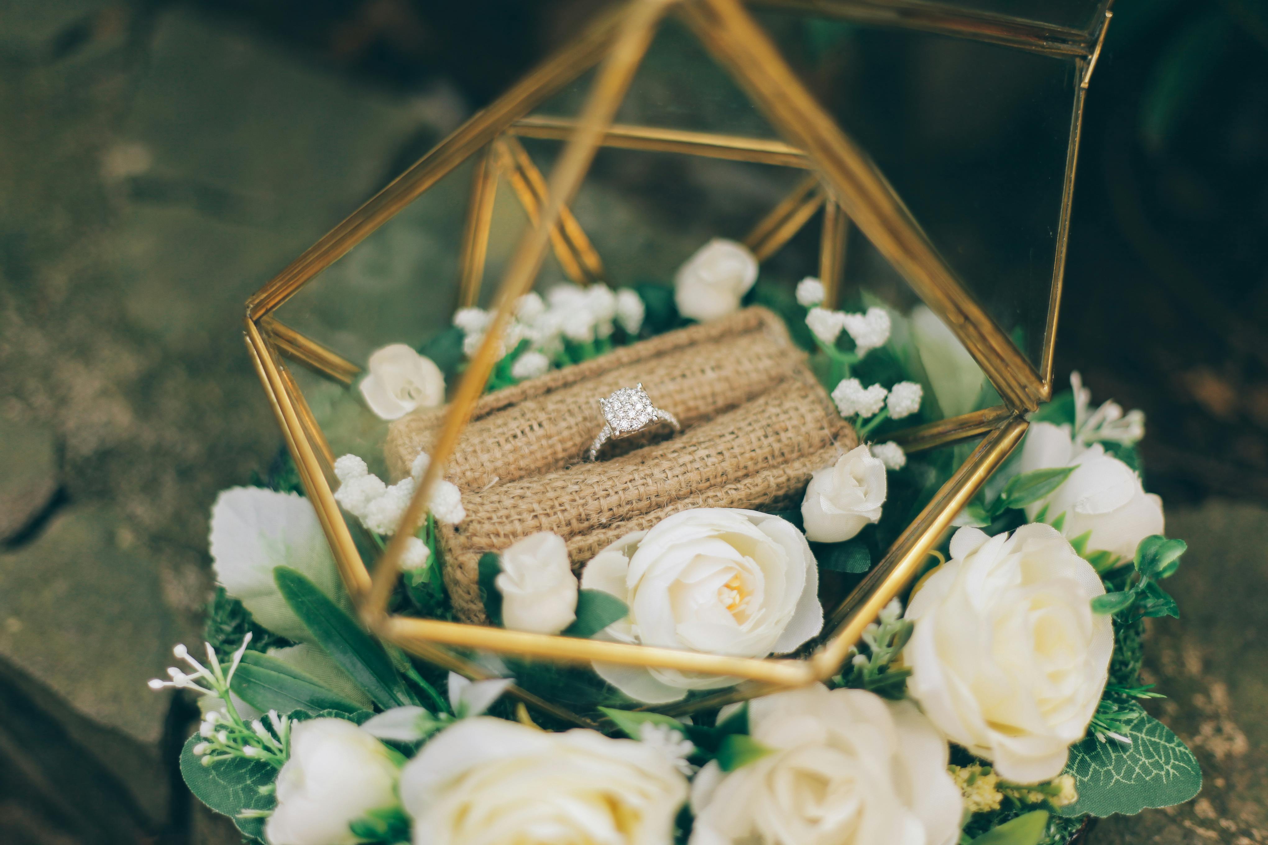 Un anillo de compromiso en un arreglo floral | Fuente: Pexels
