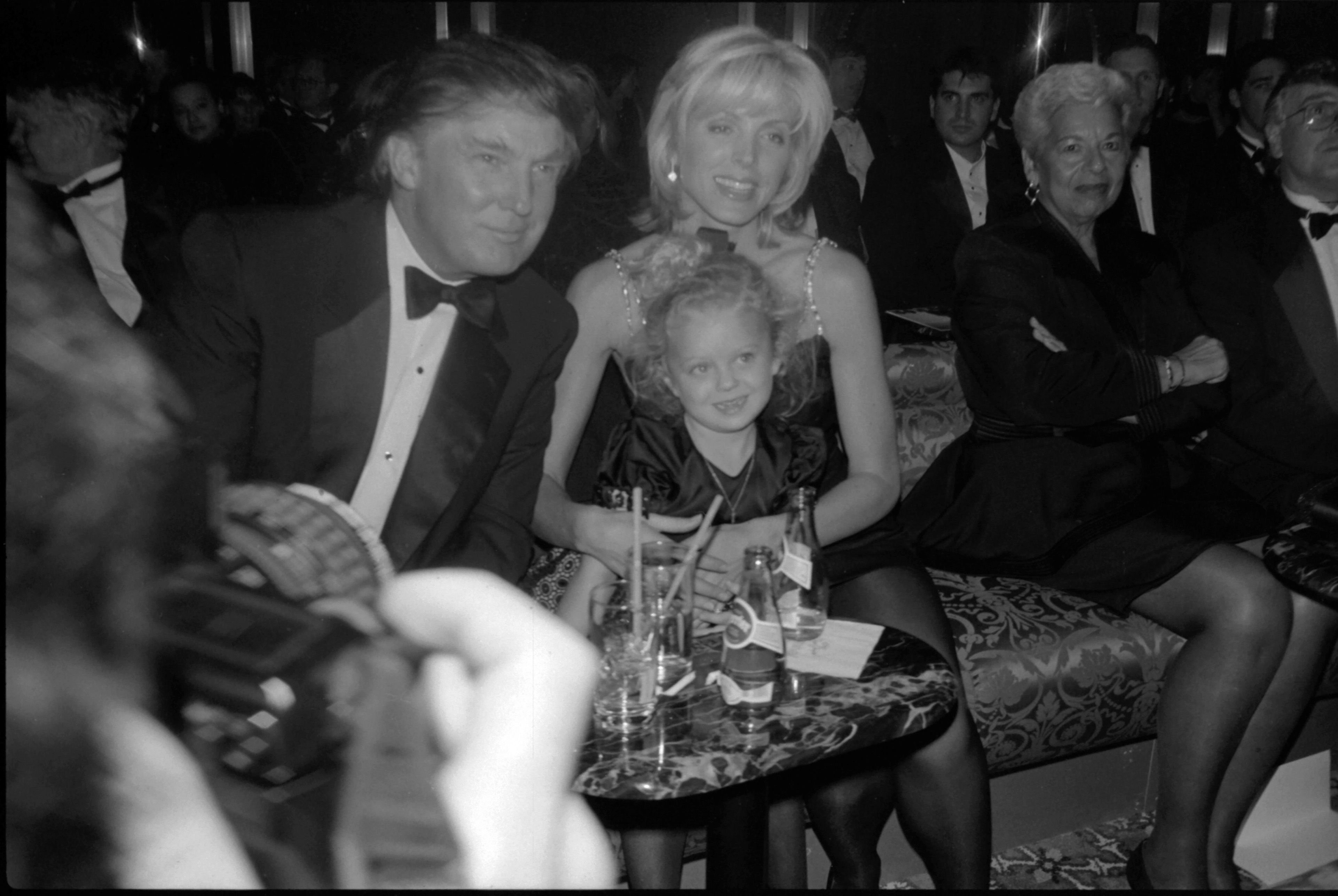 Donald Trump y Marla Maples con su hija en un acto en Nueva York en 1994 | Fuente: Getty Images