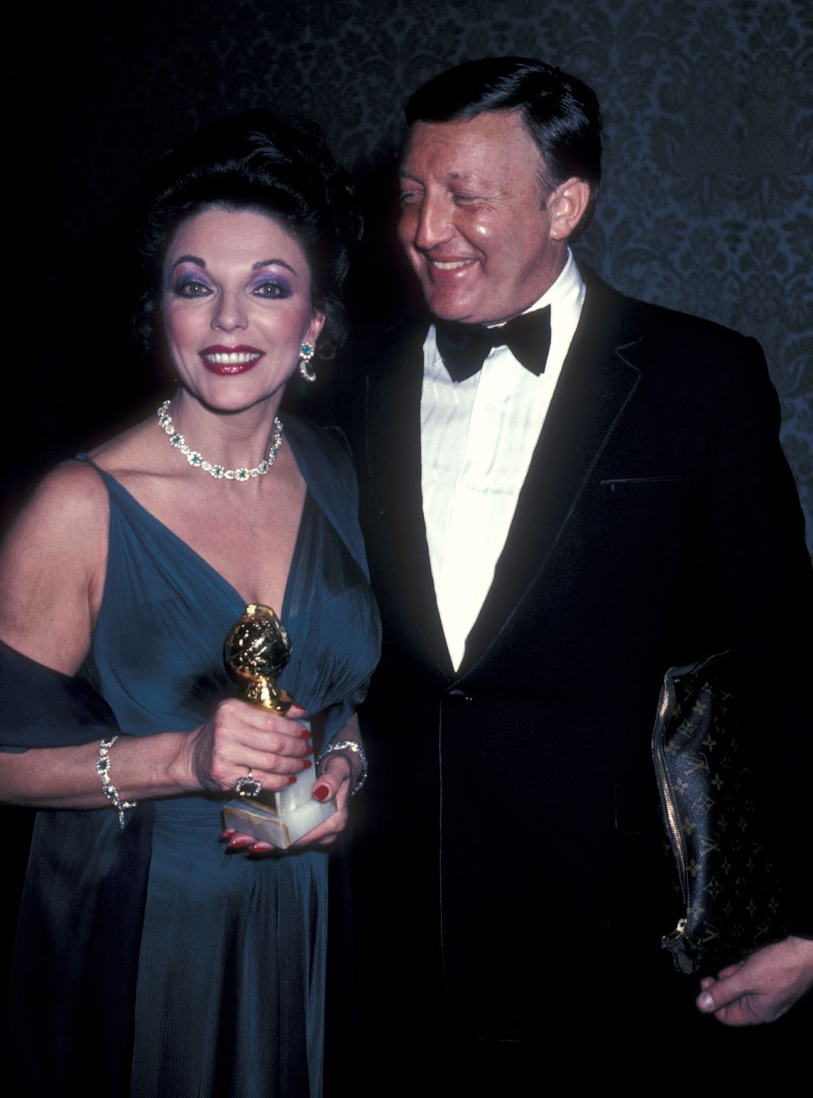 El 30 de enero de 1982, Joan Collins asistió a la 39 edición de los Globos de Oro con Ronald S. Kass. Antiguo ejecutivo musical, Kass fue una presencia significativa en su vida a pesar de las luchas financieras y personales que acabaron por tensar su matrimonio | Fuente: Getty Images