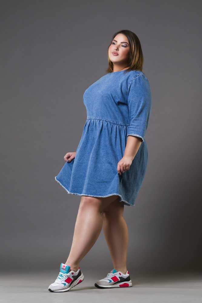 Modelo de talla grande luciendo un vestido de mezclilla. I Foto: Shutterstock