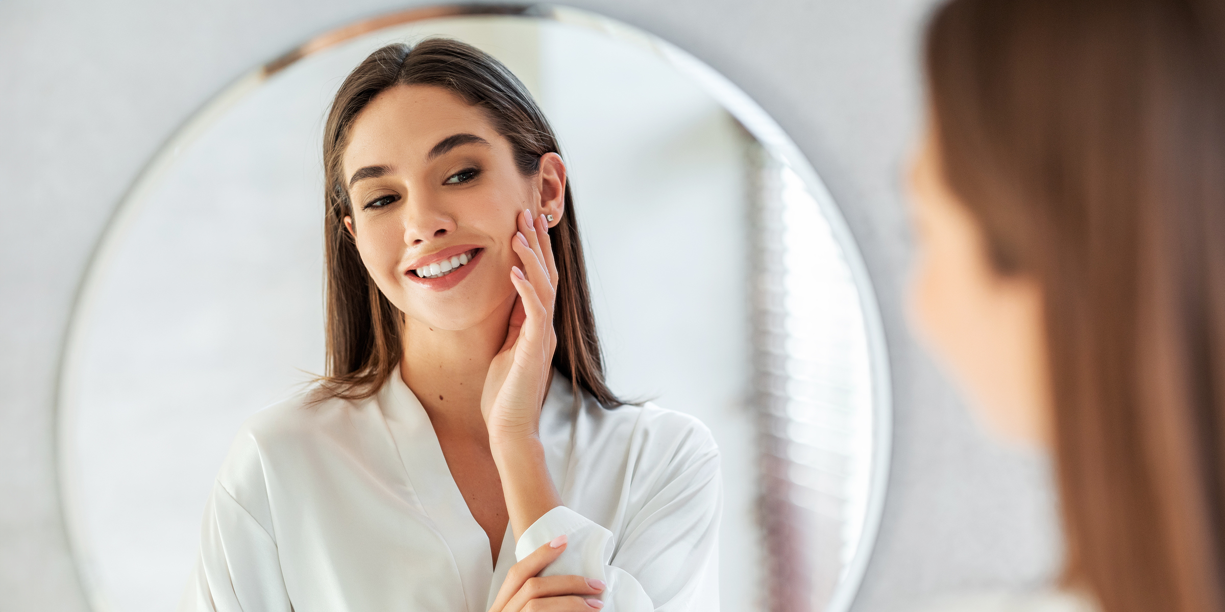 Una mujer mirándose en un espejo | Fuente: Shutterstock