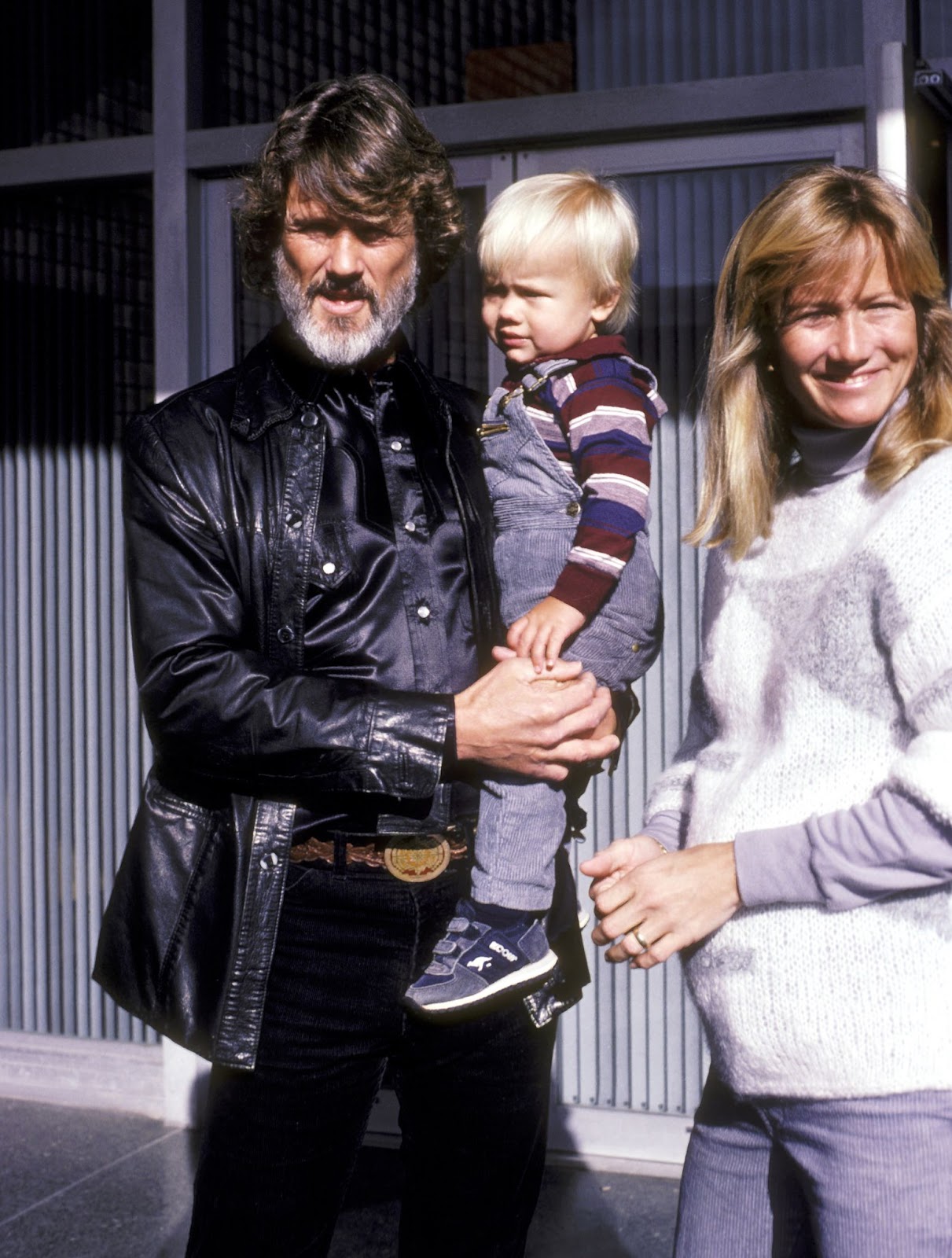 Kris Kristofferson, Lisa Meyers y Jesse Kristofferson en el estreno de "The Falcon and the Snowman" el 16 de enero de 1985, en West Hollywood, California. | Fuente: Getty Images