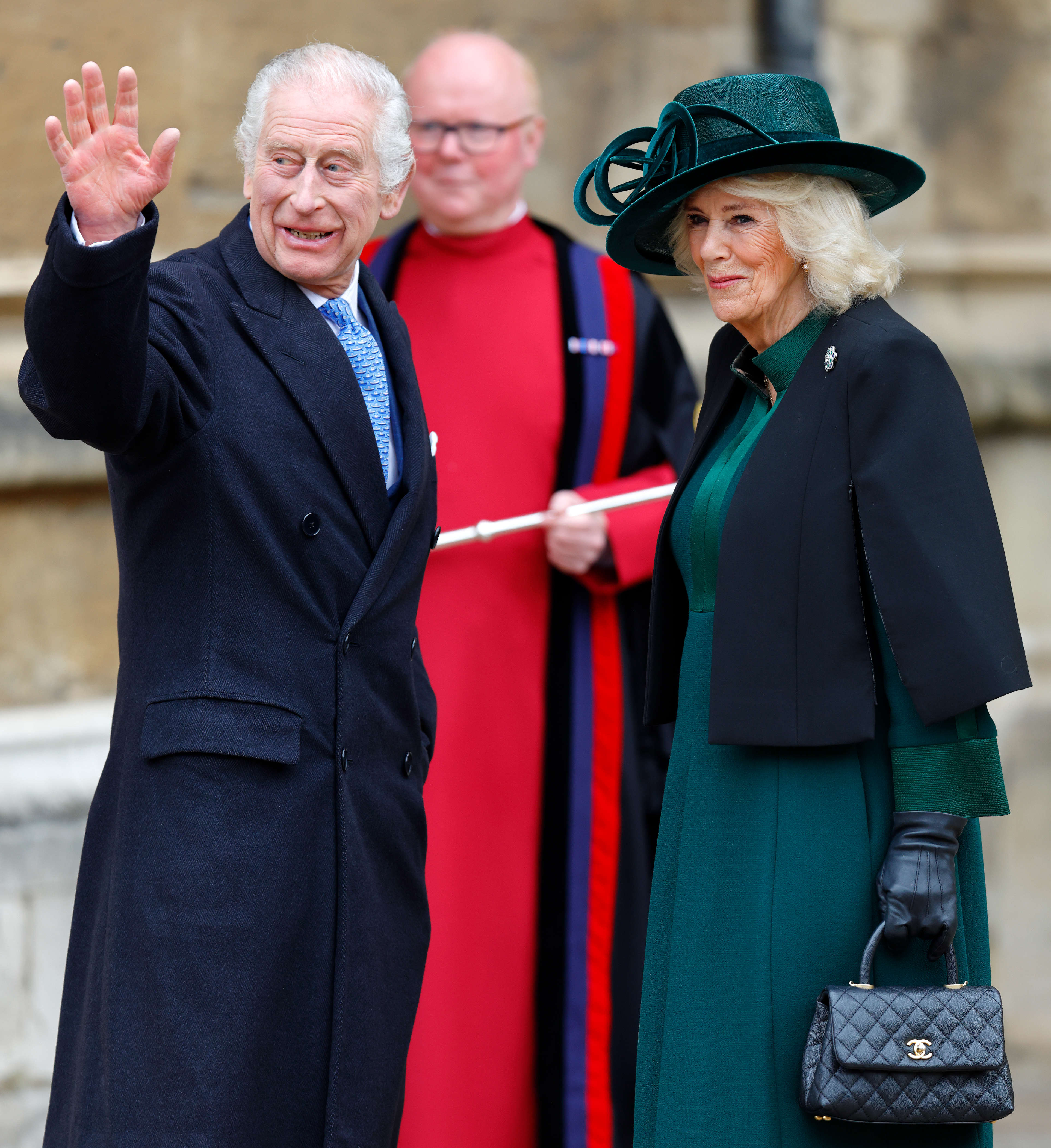Rey Charles III y la reina Camilla asisten al tradicional Servicio de Maitines del Domingo de Pascua en la Capilla de St. George, Castillo de Windsor, el 31 de marzo de 2024, en Windsor, Inglaterra | Foto: Getty Images
