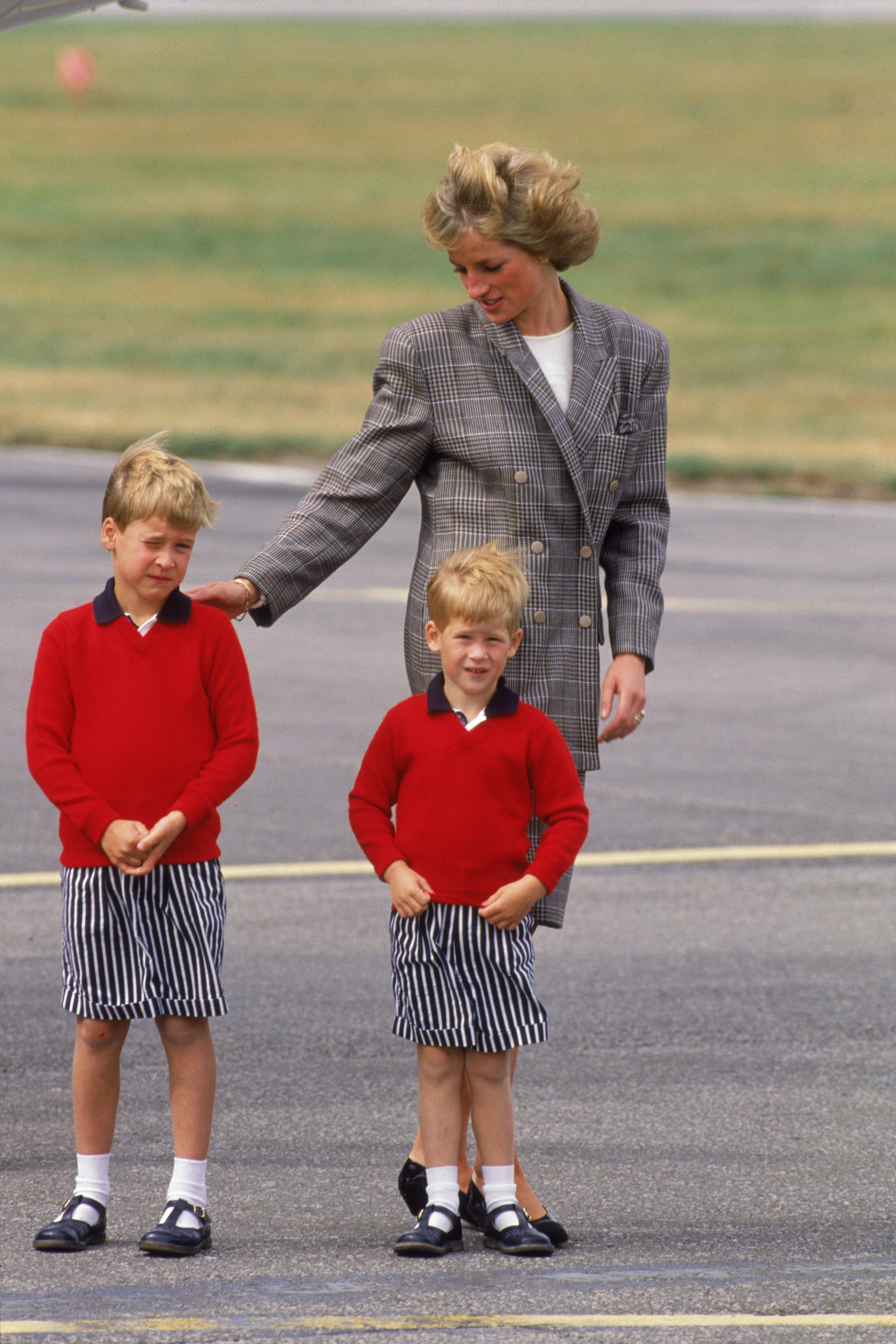 La princesa Diana llega al aeropuerto de Aberdeen con sus hijos, el príncipe Guillermo y el príncipe Harry, el 14 de agosto de 1989. | Foto: Getty Images