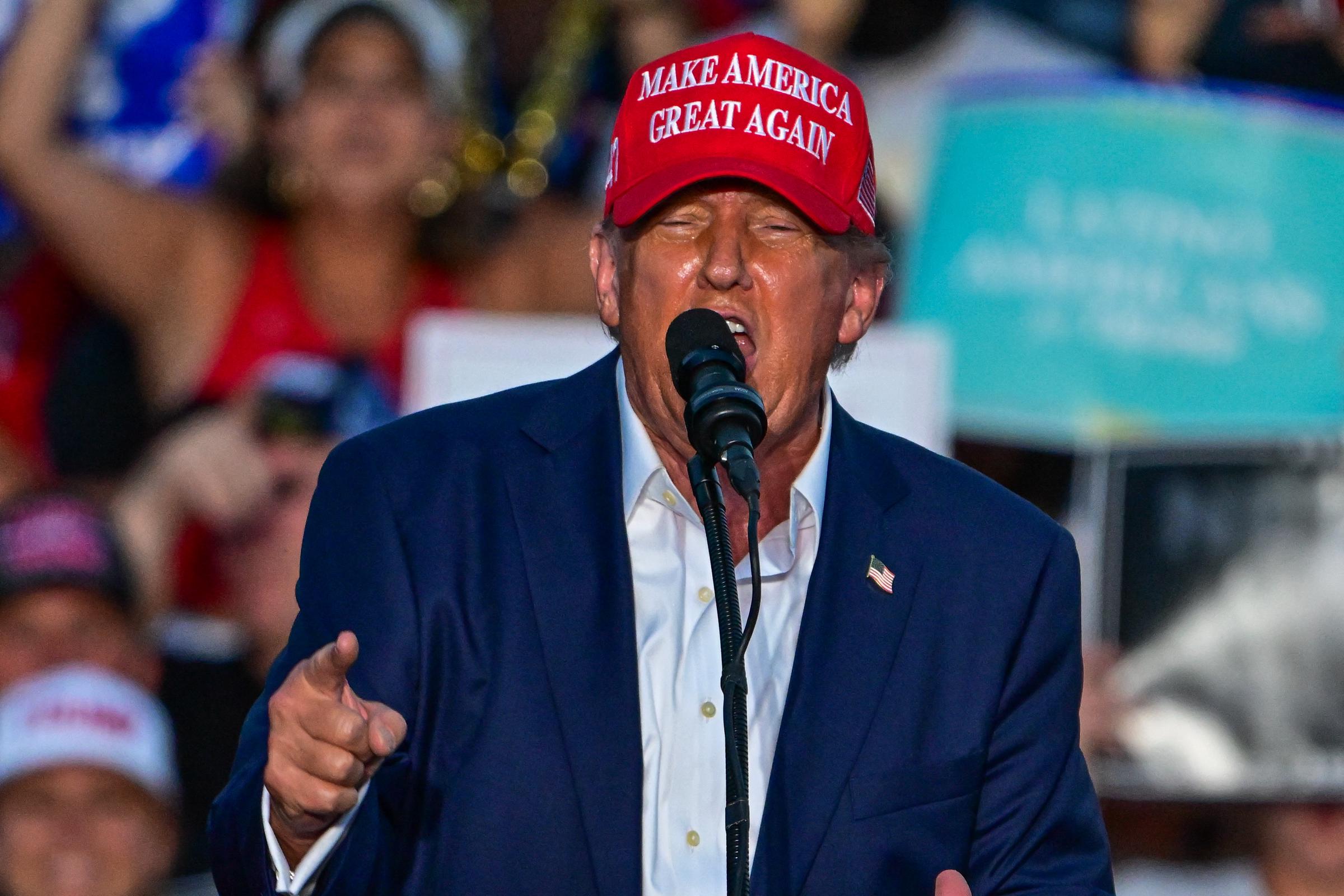 Donald Trump gesticula mientras habla durante un mitin en Doral, Florida, el 9 de julio de 2024 | Fuente: Getty Images