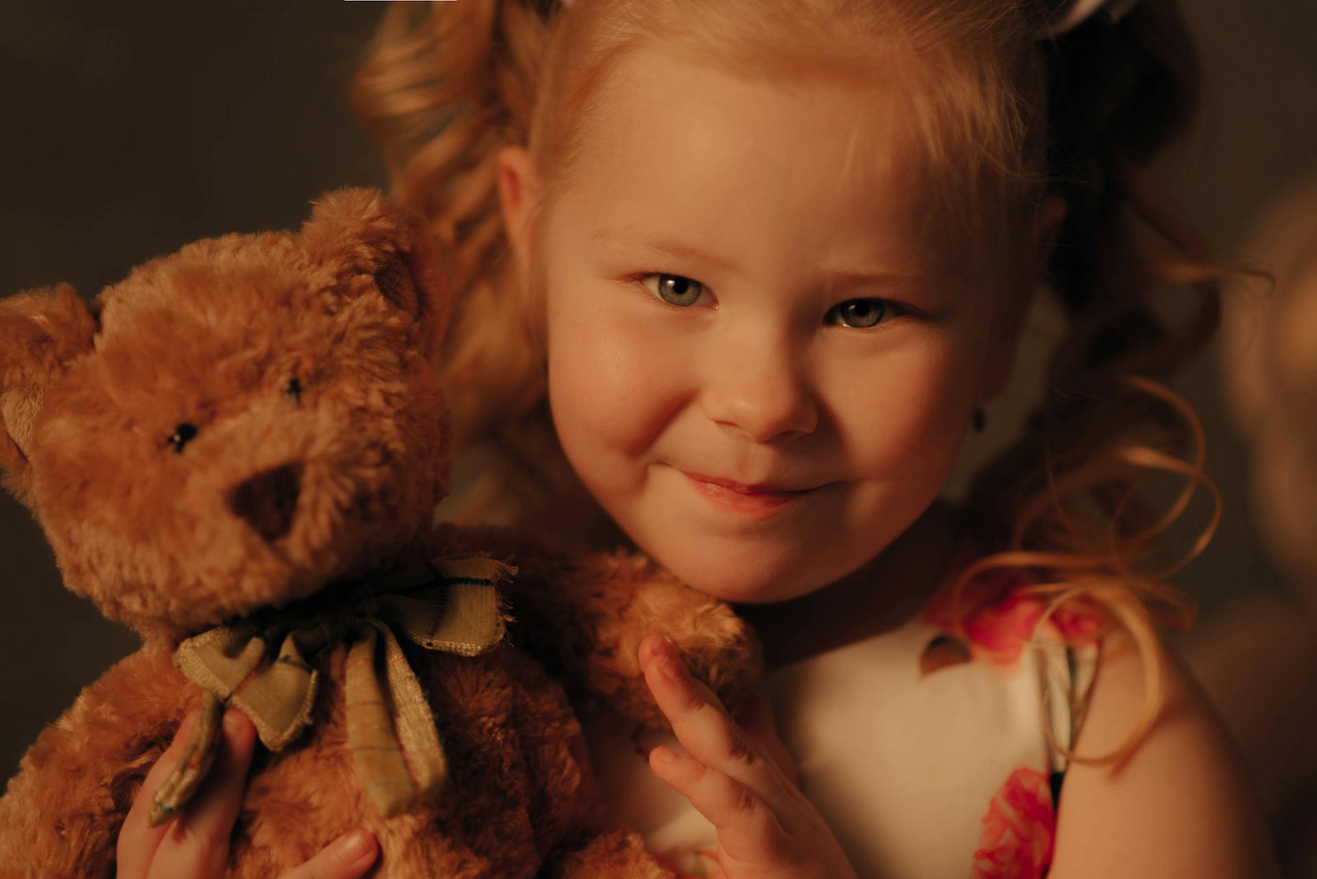 Una niña con un osito de peluche en la mano | Fuente: Pexels