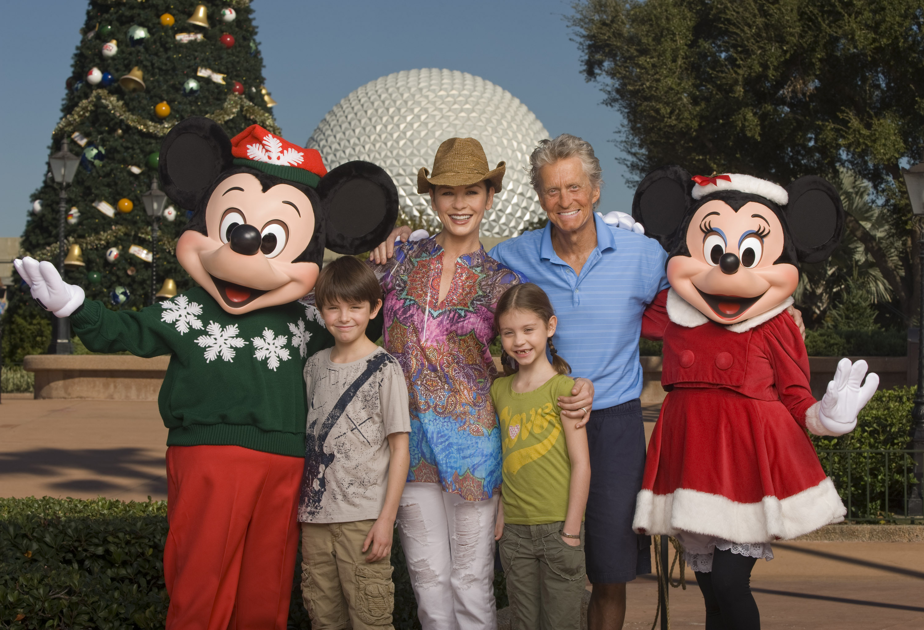 Michael Douglas, Catherine Zeta-Jones y sus hijos Dylan y Carys en el Walt Disney World Resort en Lake Buena Vista, Florida, el 24 de noviembre de 2010 | Foto: Getty Images