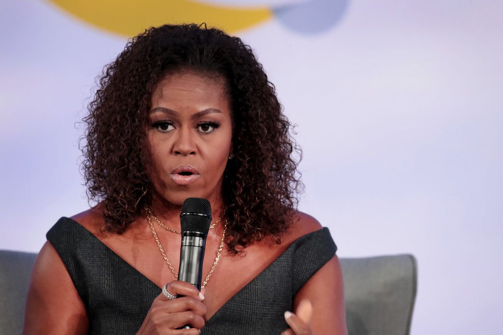 La ex primera dama Michelle Obama hablandole a los invitados de la Cumbre de la Fundación Obama en el Instituto de Tecnología de Illinois. | Foto: Getty Images.