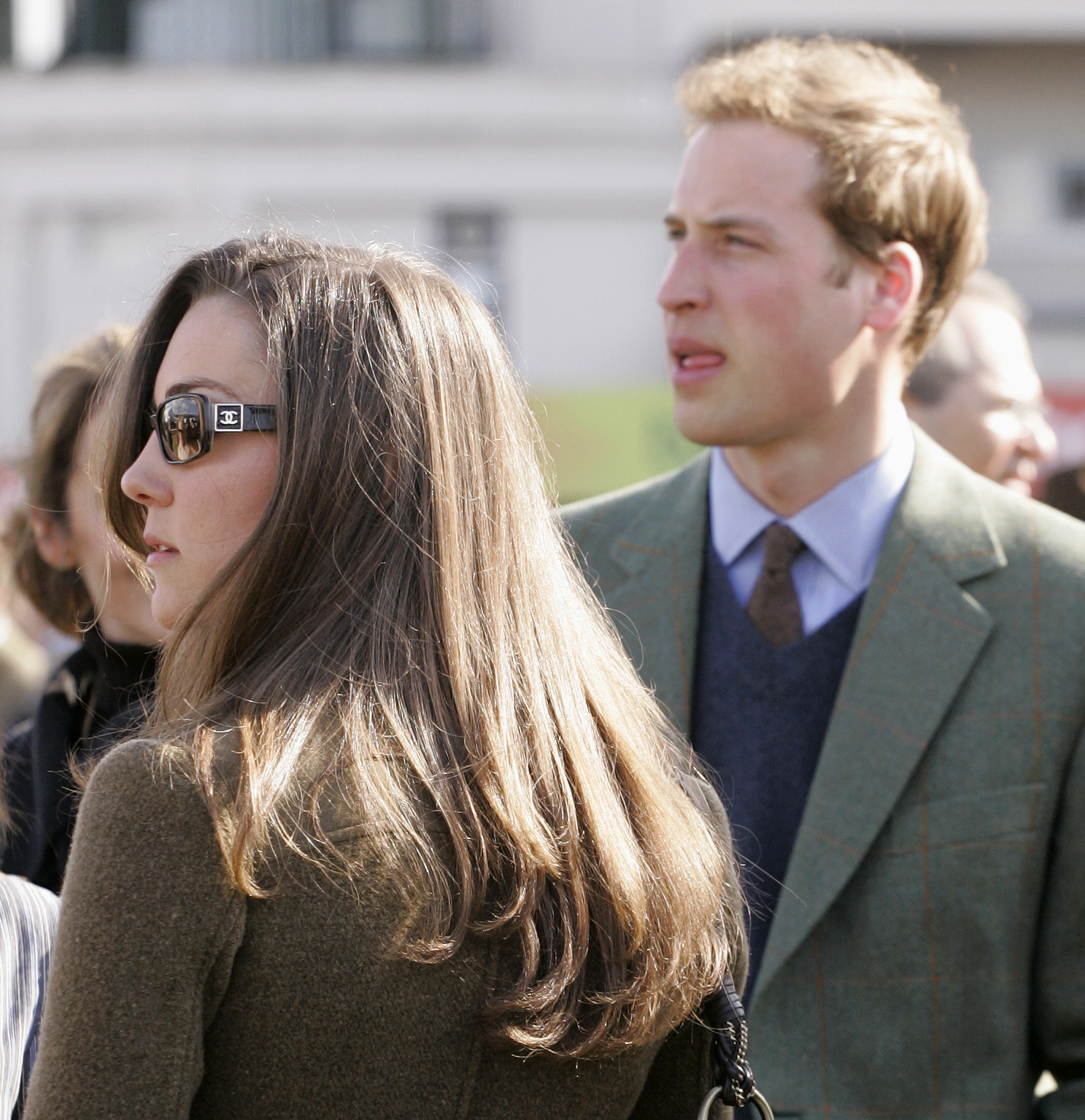 Kate Middleton y el príncipe William asisten al primer día del Festival de Carreras de Caballos el 13 de marzo de 2007, en Cheltenham, Inglaterra. | Fuente: Getty Images