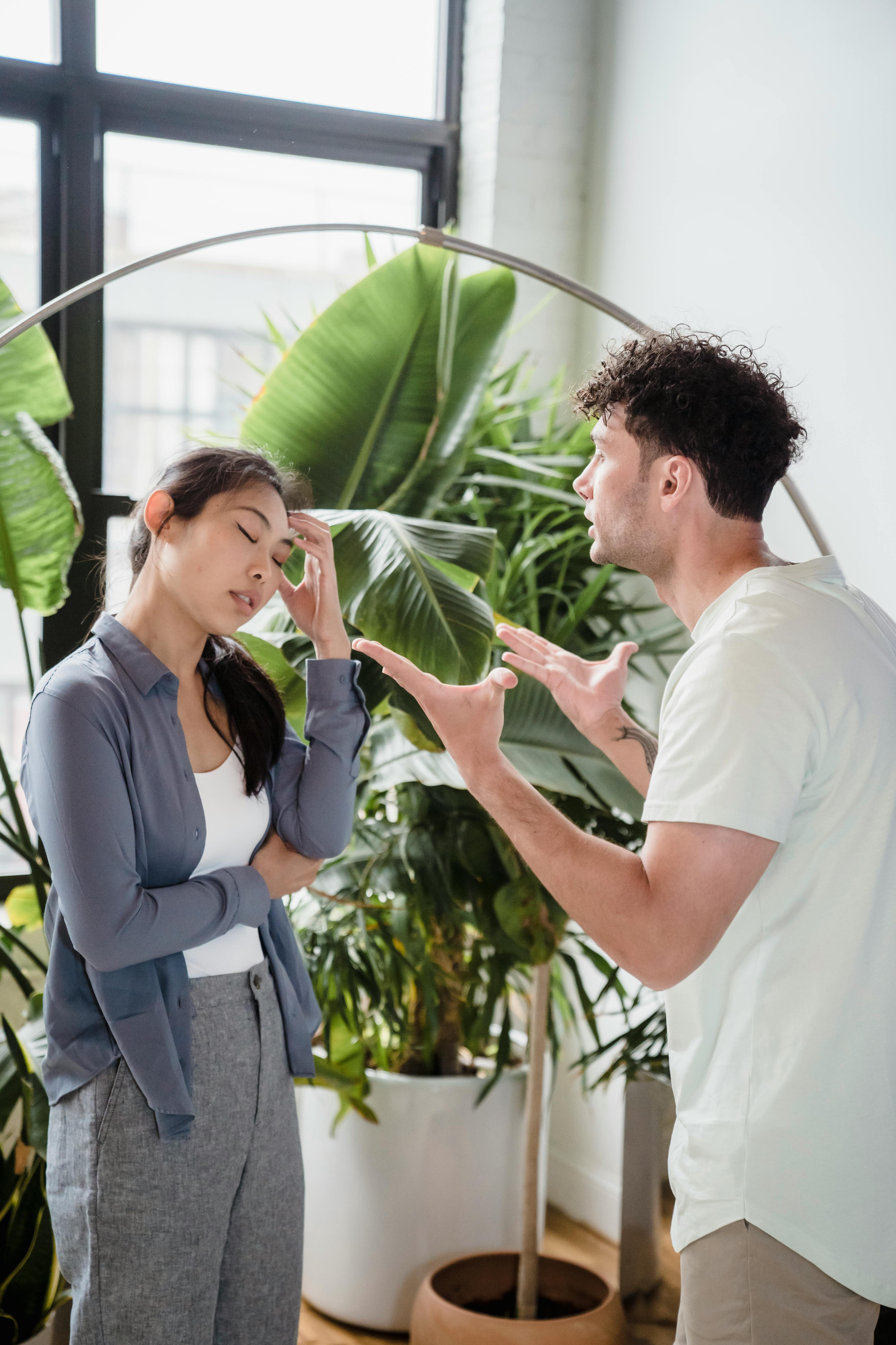 Una pareja discutiendo en el salón de su casa | Fuente: Pexels