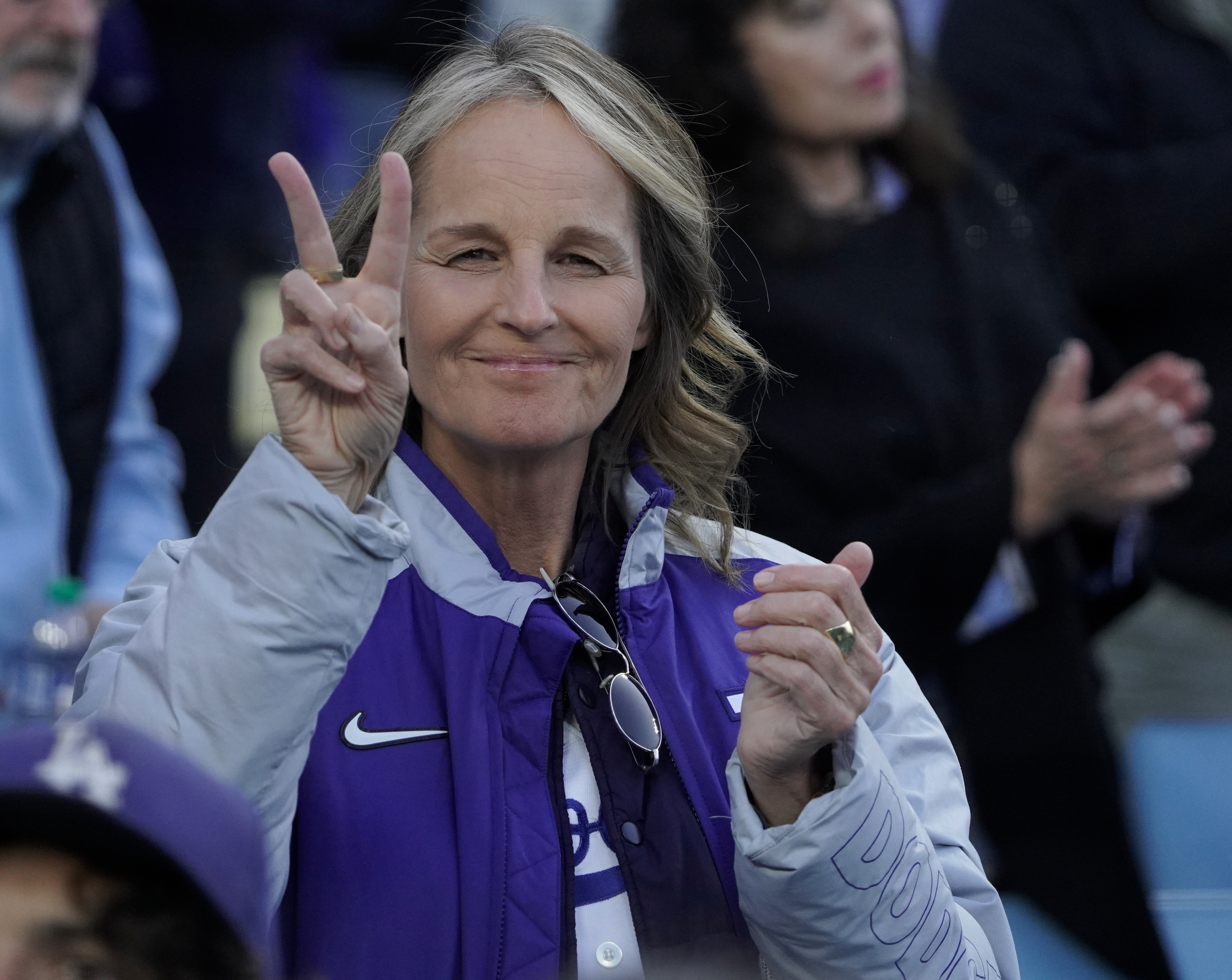 Helen Hunt en el partido de la MLB en el Dodger Stadium el 20 de mayo de 2024 en Los Ángeles, California. | Fuente: Getty Images